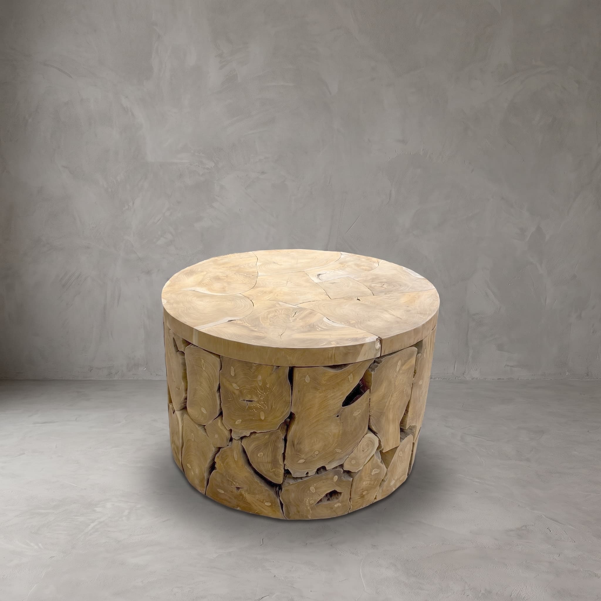 Salontafel Pandu van teak, rond, lichte teakhouten trommel iets van boven gezien, de zijkant van passend gemaakte onregelmatige stukken