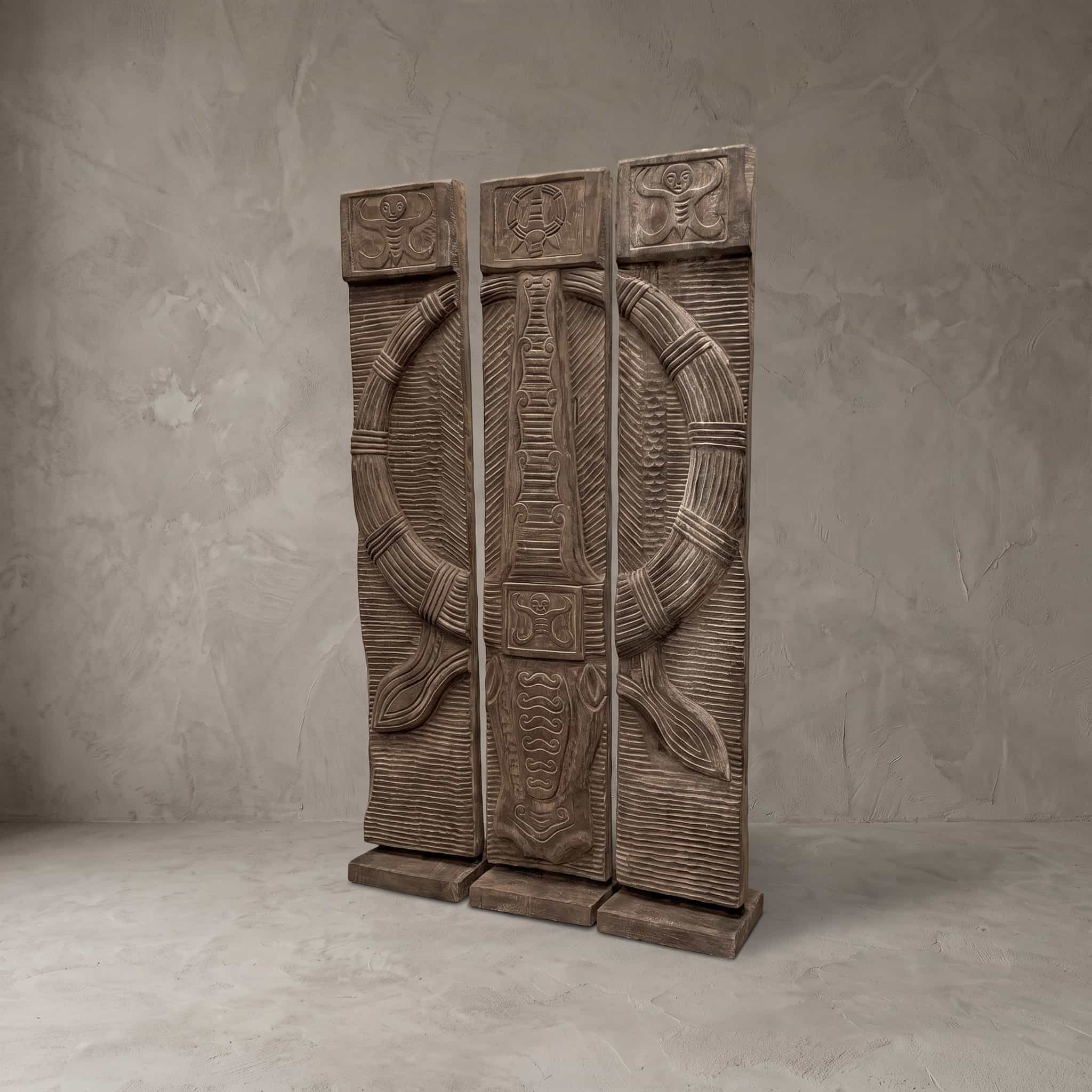 Roomdivider Toraja van suarhout, schuin vooraanzicht van de drie panelen met de ring in reliëf