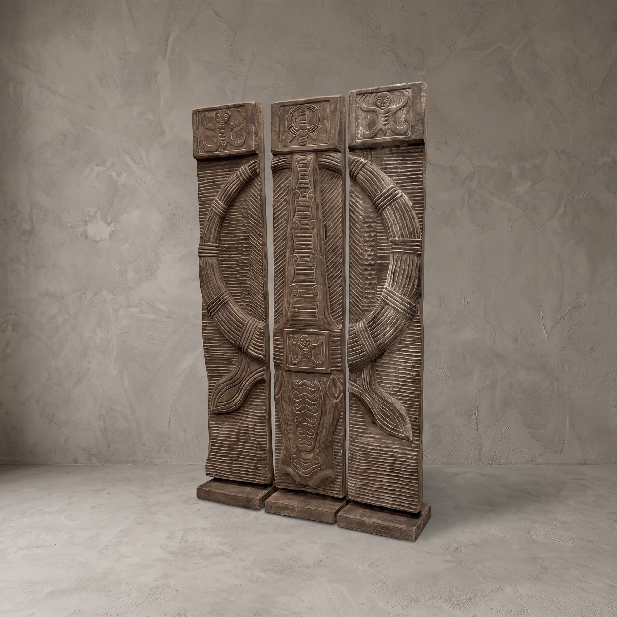 Roomdivider Toraja van suarhout, schuin vooraanzicht van de drie panelen met de ring in reliëf