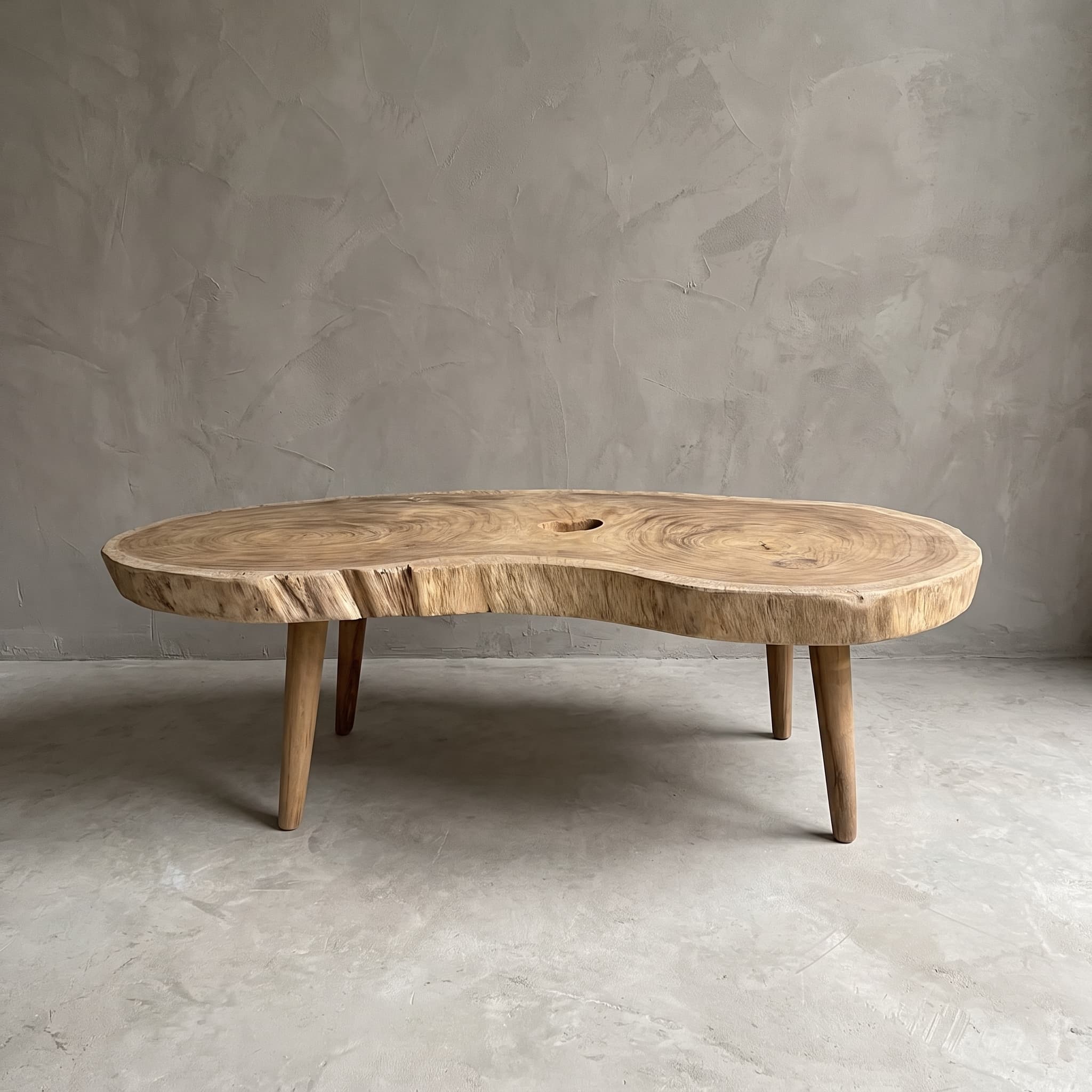 Salontafel van suarhout, met houten poten, 140 cm, vooraanzicht van het lange, niervormige blad op vier taps toelopende poten