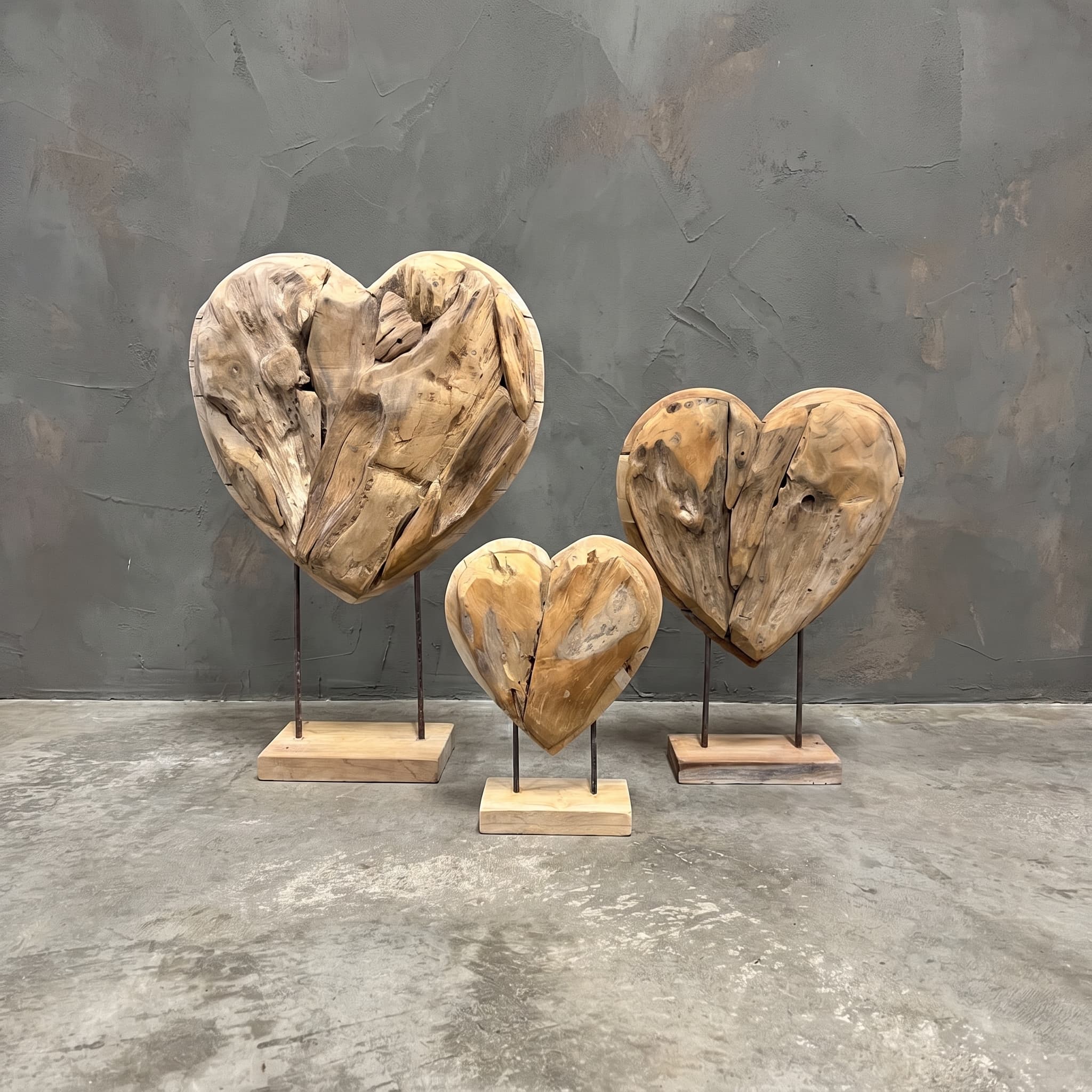 Sokkels van gerecycled teak, hart, vooraanzicht van de harten op twee staven in oplopende maten, voor een grijze wand