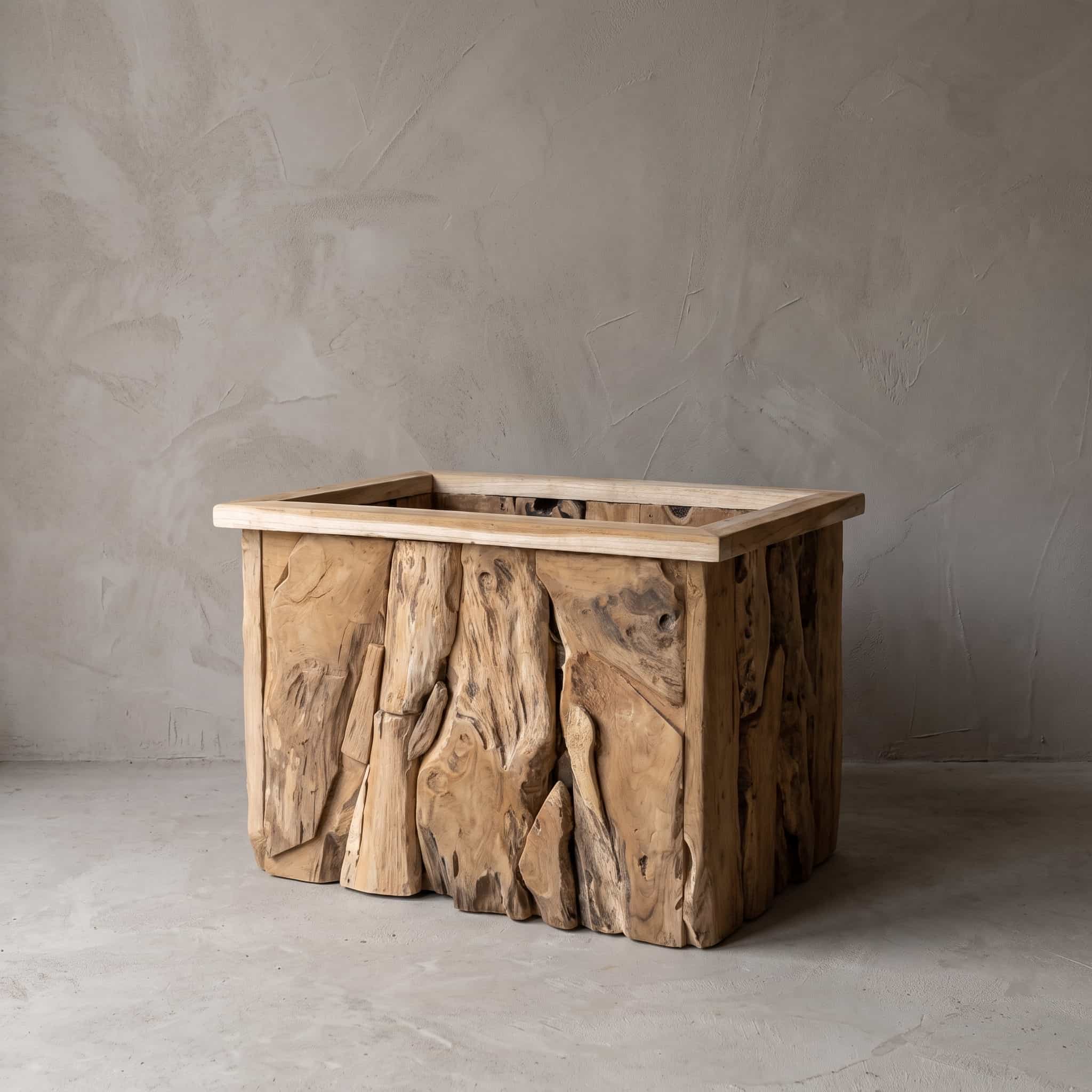 Pot Jono van gerecycled teak, rechthoekig, schuin vooraanzicht met staande stukken en een rand van latten