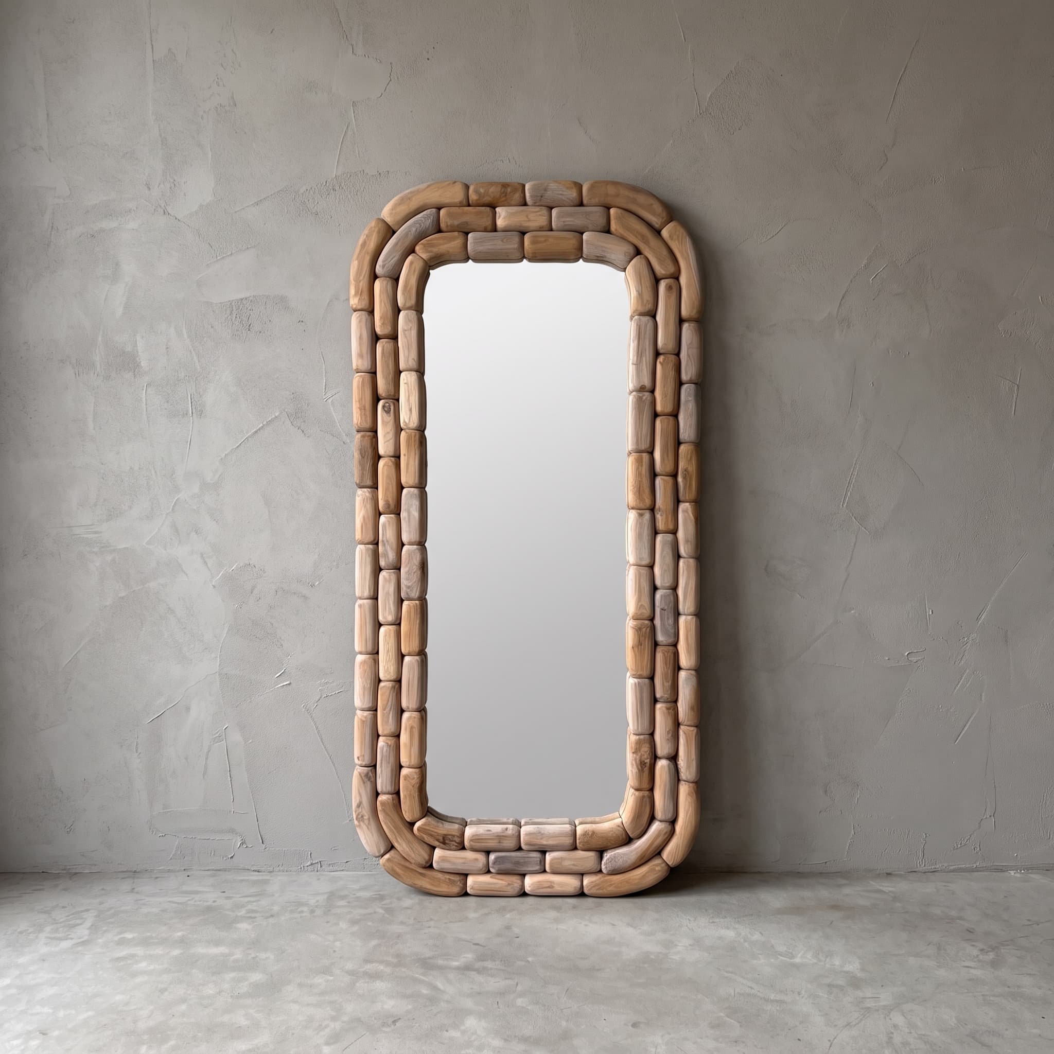 Spiegel Arunja van gerecycled teak, recht vooraanzicht van de lange spiegel binnen een dubbele rand van afgeronde teakblokjes