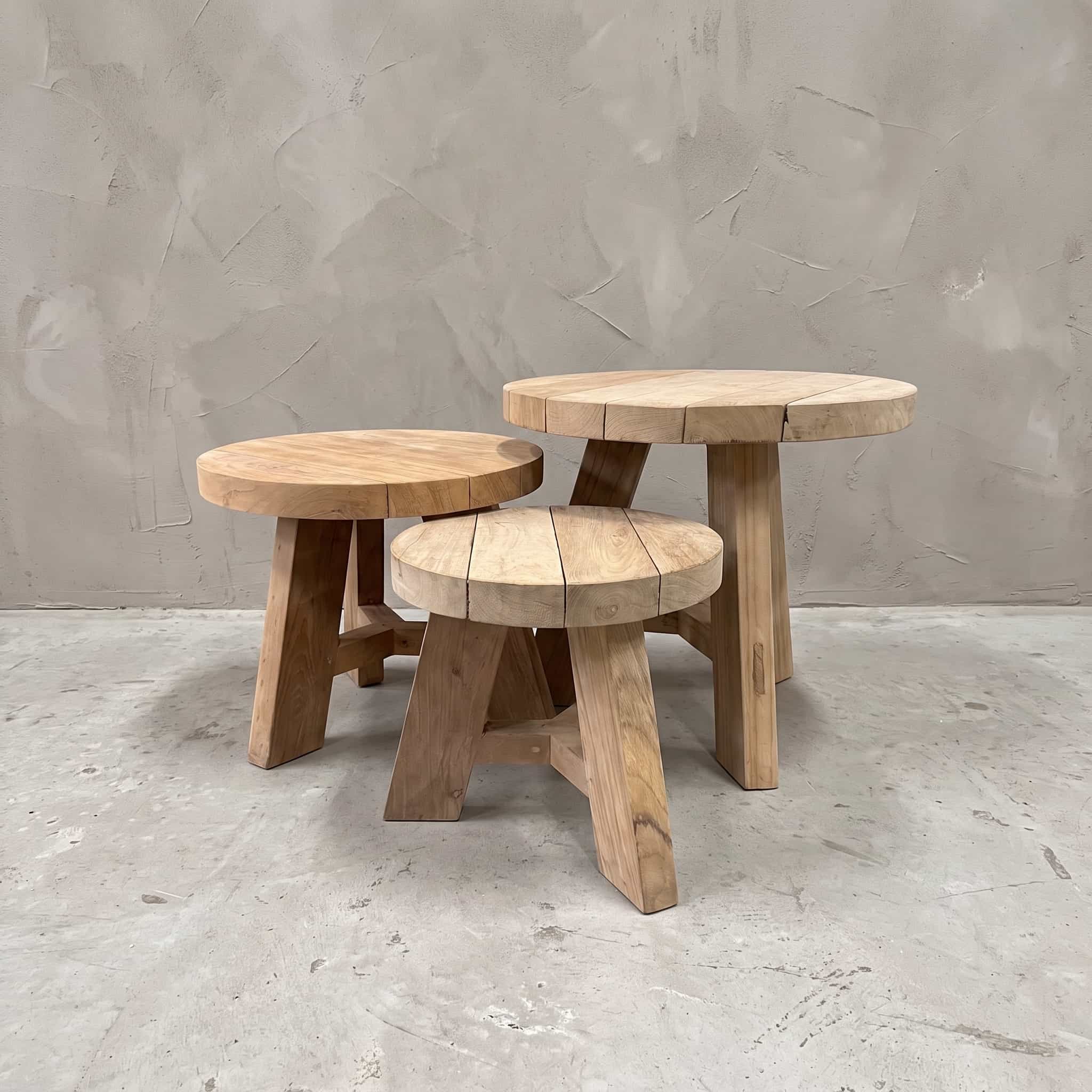 Salontafel Kaki van teak, set van 3, drie ronde tafels in drie maten op platte, schuin uitlopende poten