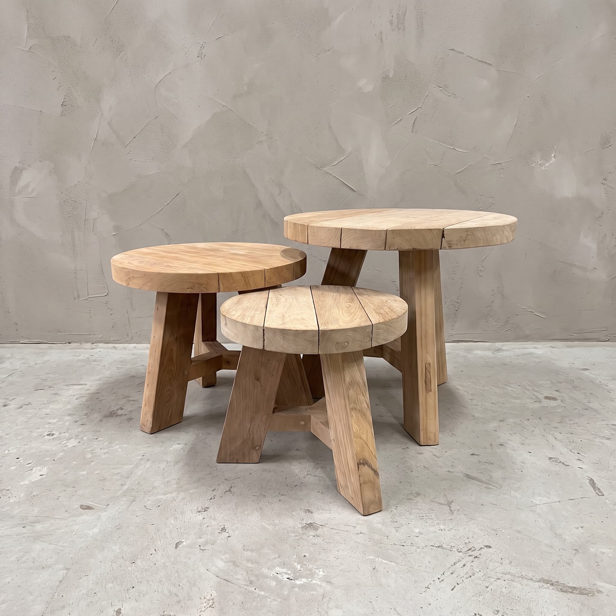 Salontafel Kaki van teak, set van 3, drie ronde tafels in drie maten op platte, schuin uitlopende poten