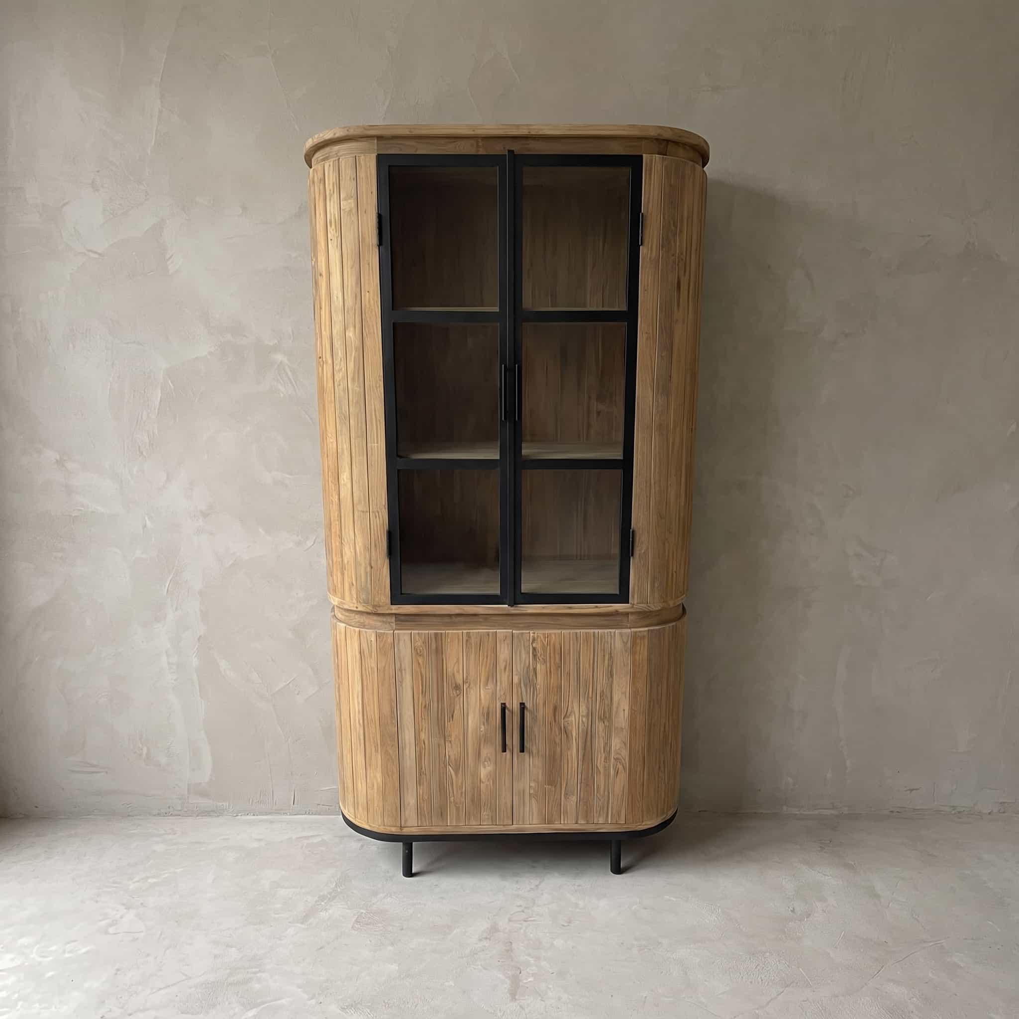 Kast Kira Tumpuk van gerecycled teak en metaal, vooraanzicht van de ovale kast met vier deuren op een zwarte plint
