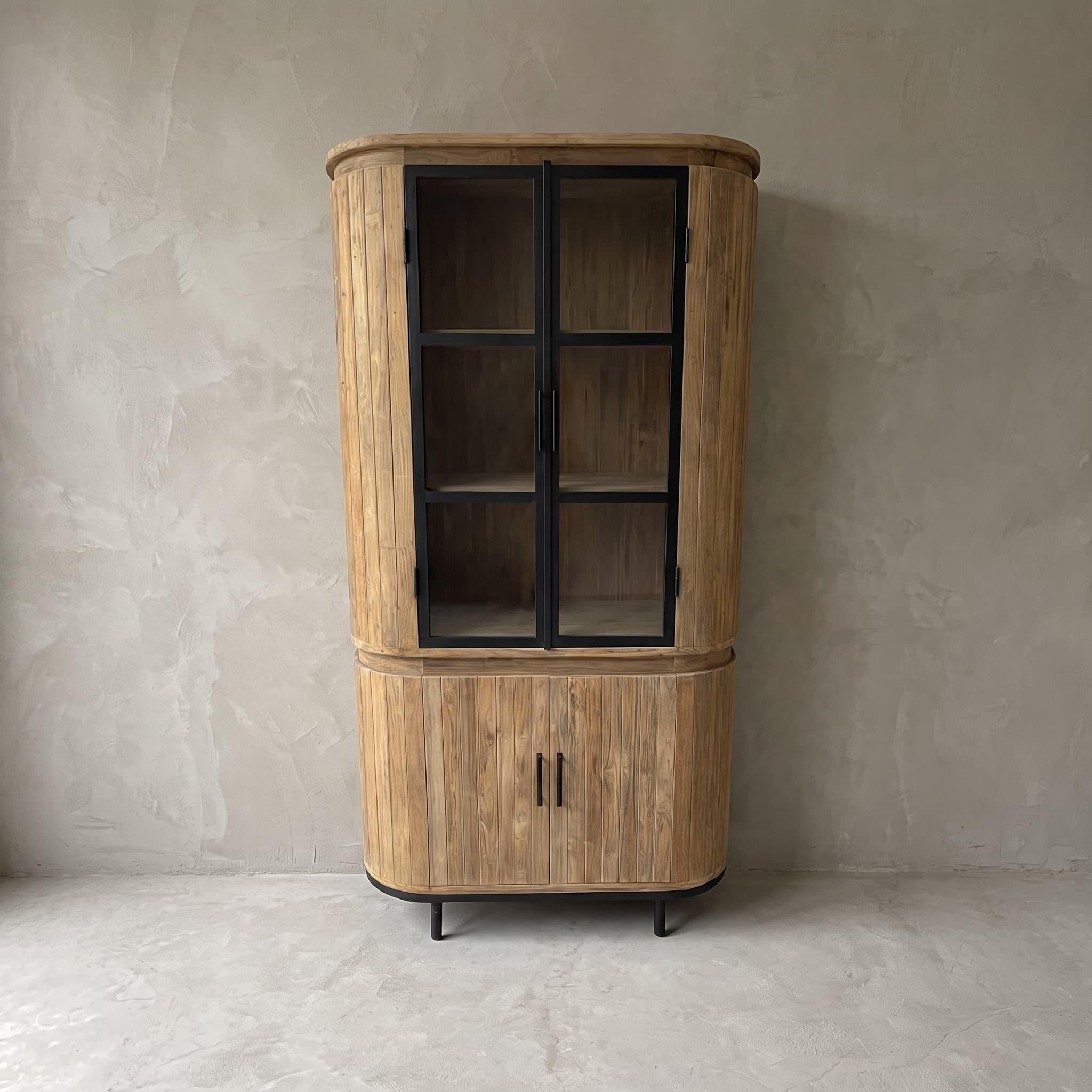 Kast Kira Tumpuk van gerecycled teak en metaal, vooraanzicht van de ovale kast met vier deuren op een zwarte plint