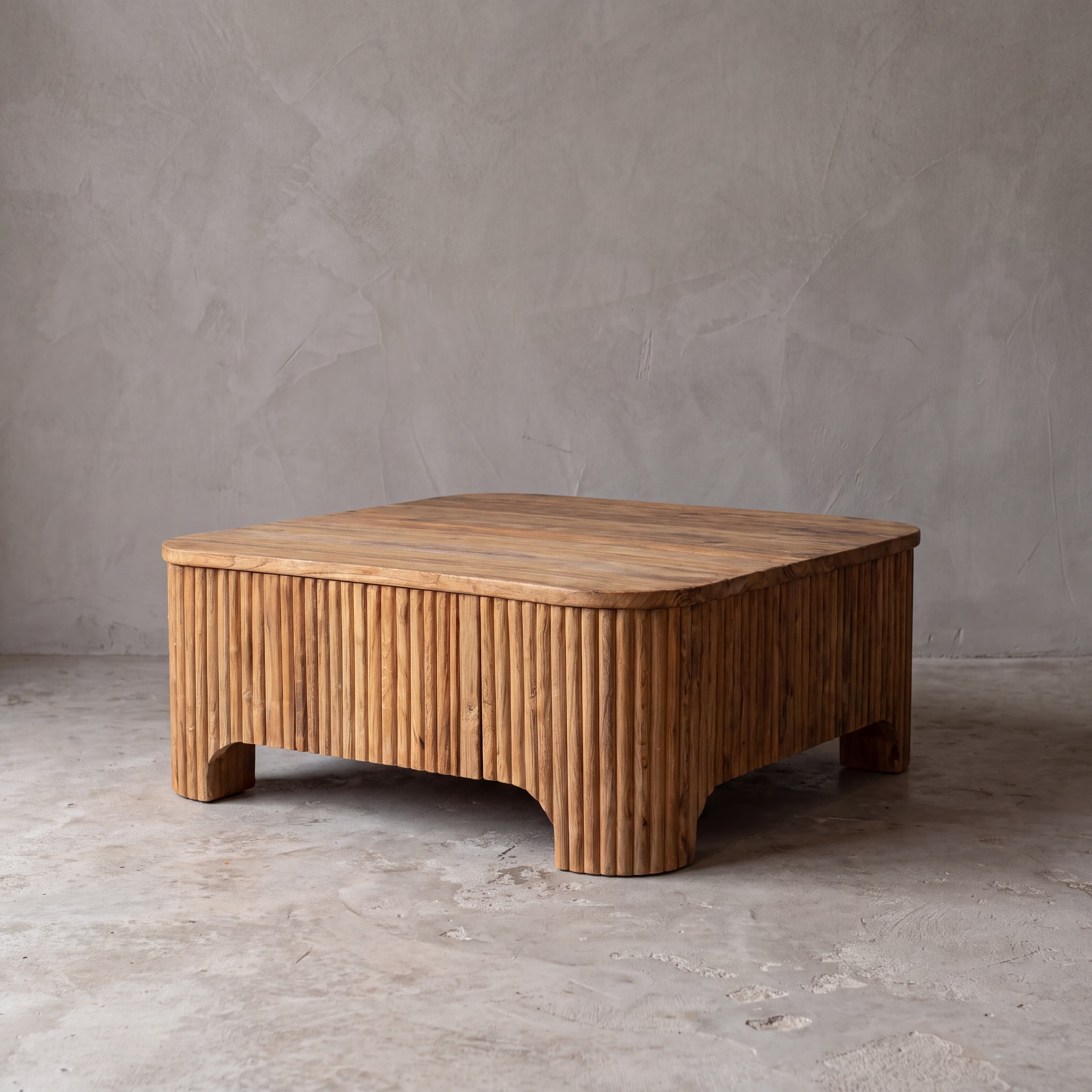 Salontafel Rujen van gerecycled teak, vierkant, vanaf de andere hoek, met het blad van planken boven de uitgesneden bogen