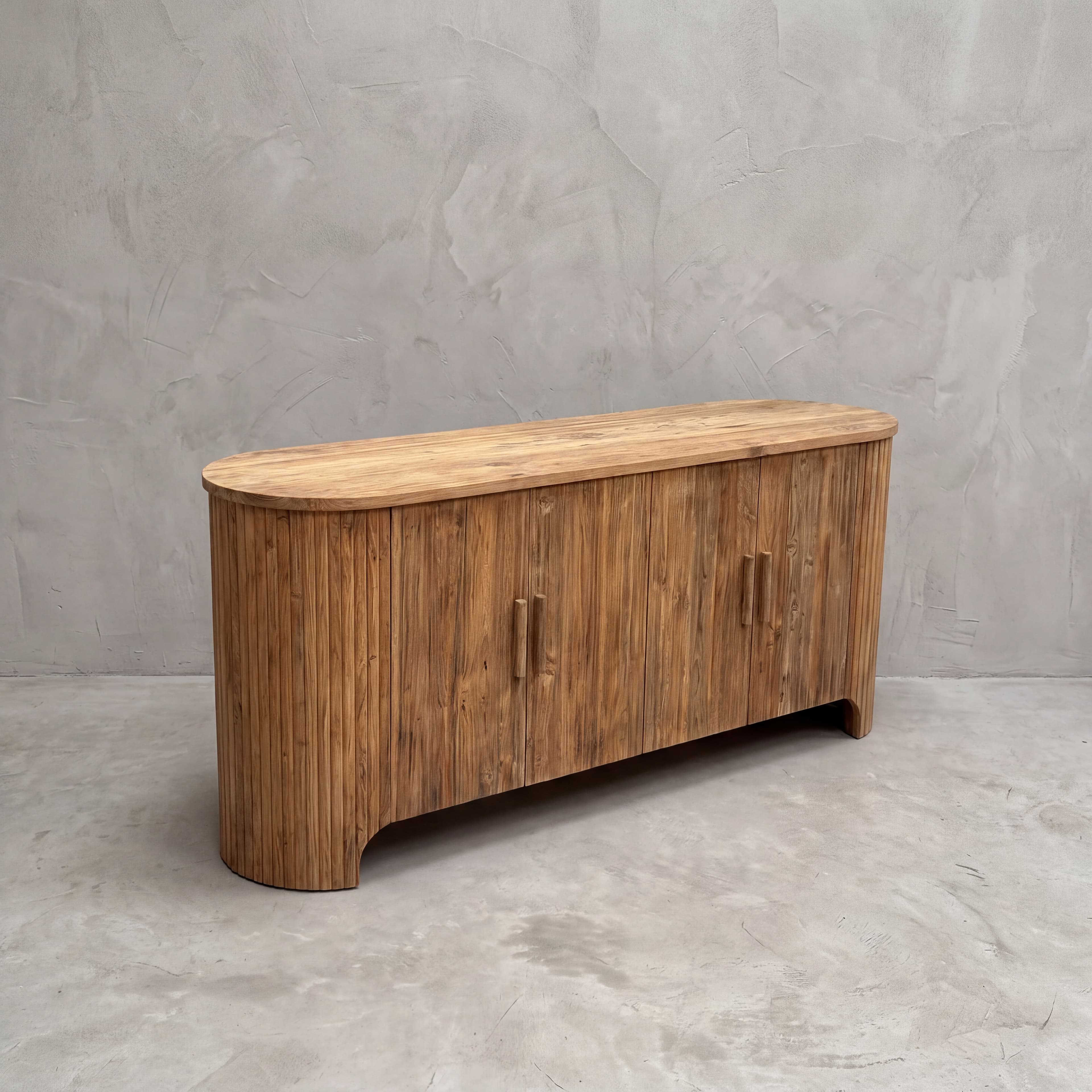 Dressoir Rujen van gerecycled teak, 4 deuren, schuin van links met het geribde, ronde uiteinde en de uitsparing onderaan