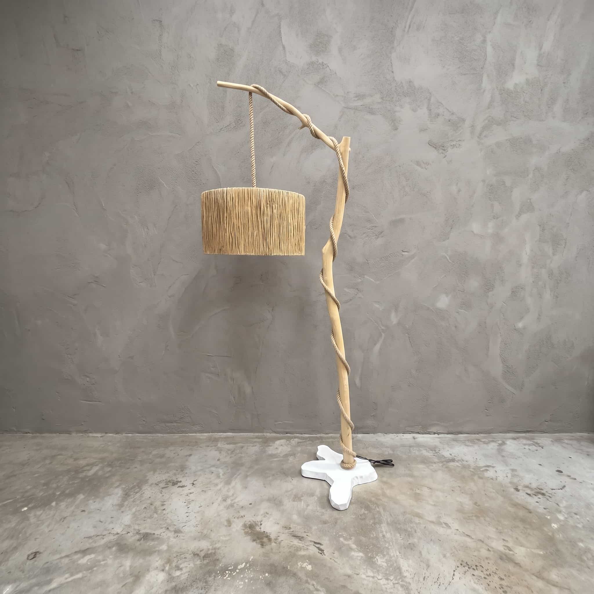 Lamp Arjun van teak, teakhouten lamp met een gebogen tak en een hangende ronde kap, vooraanzicht