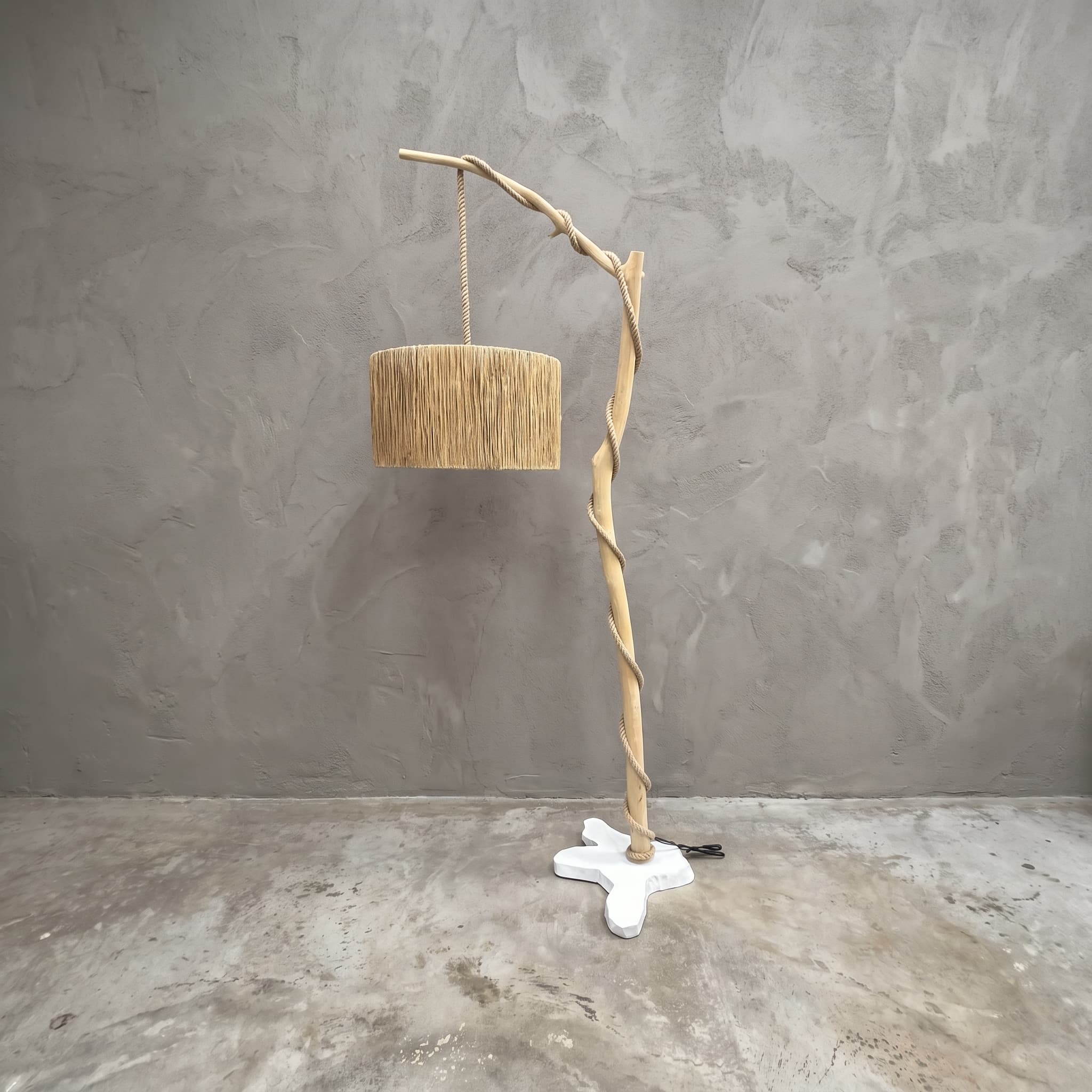 Lamp Arjun van teak, teakhouten lamp met een gebogen tak en een hangende ronde kap, vooraanzicht
