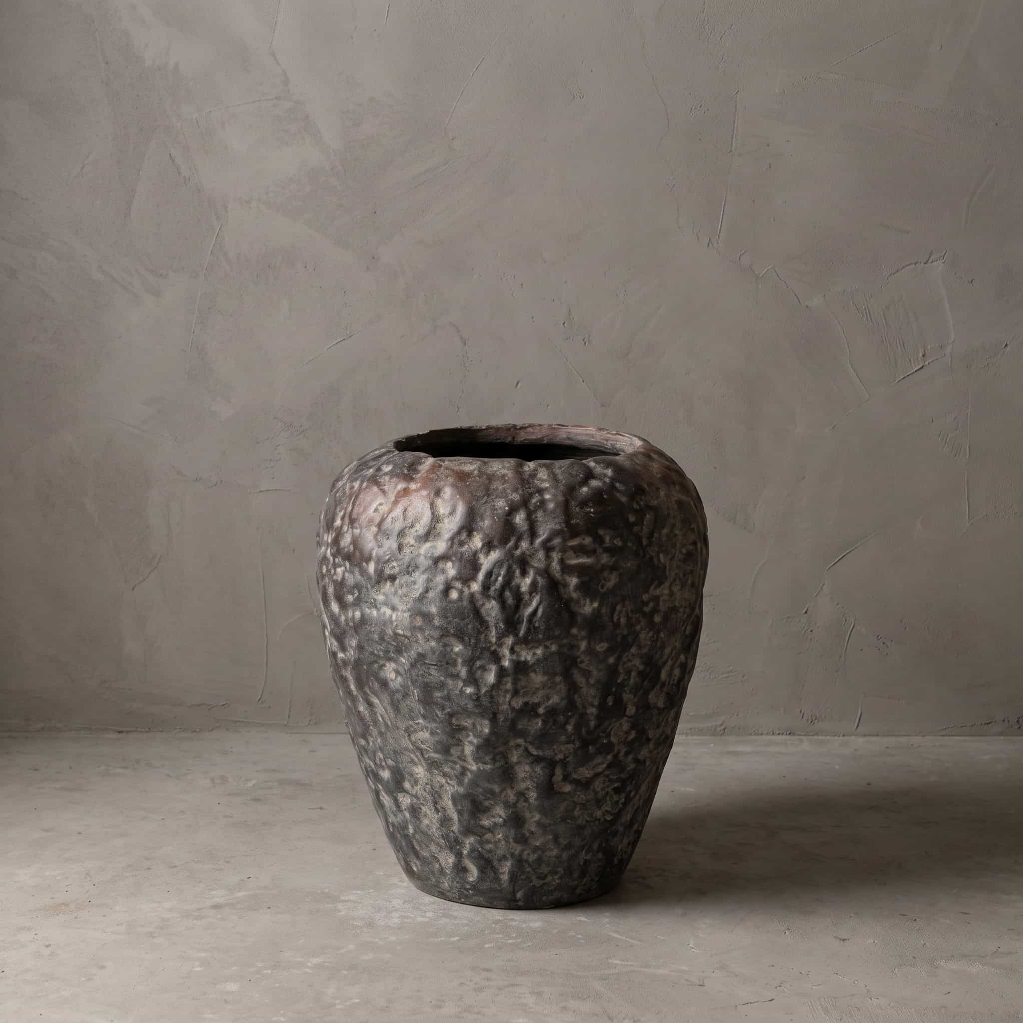 Pot van polystone, guavevorm, in maat 50 cm en kleur Wagir Brown, donker bobbelig oppervlak met crème en koperkleurige vlekjes