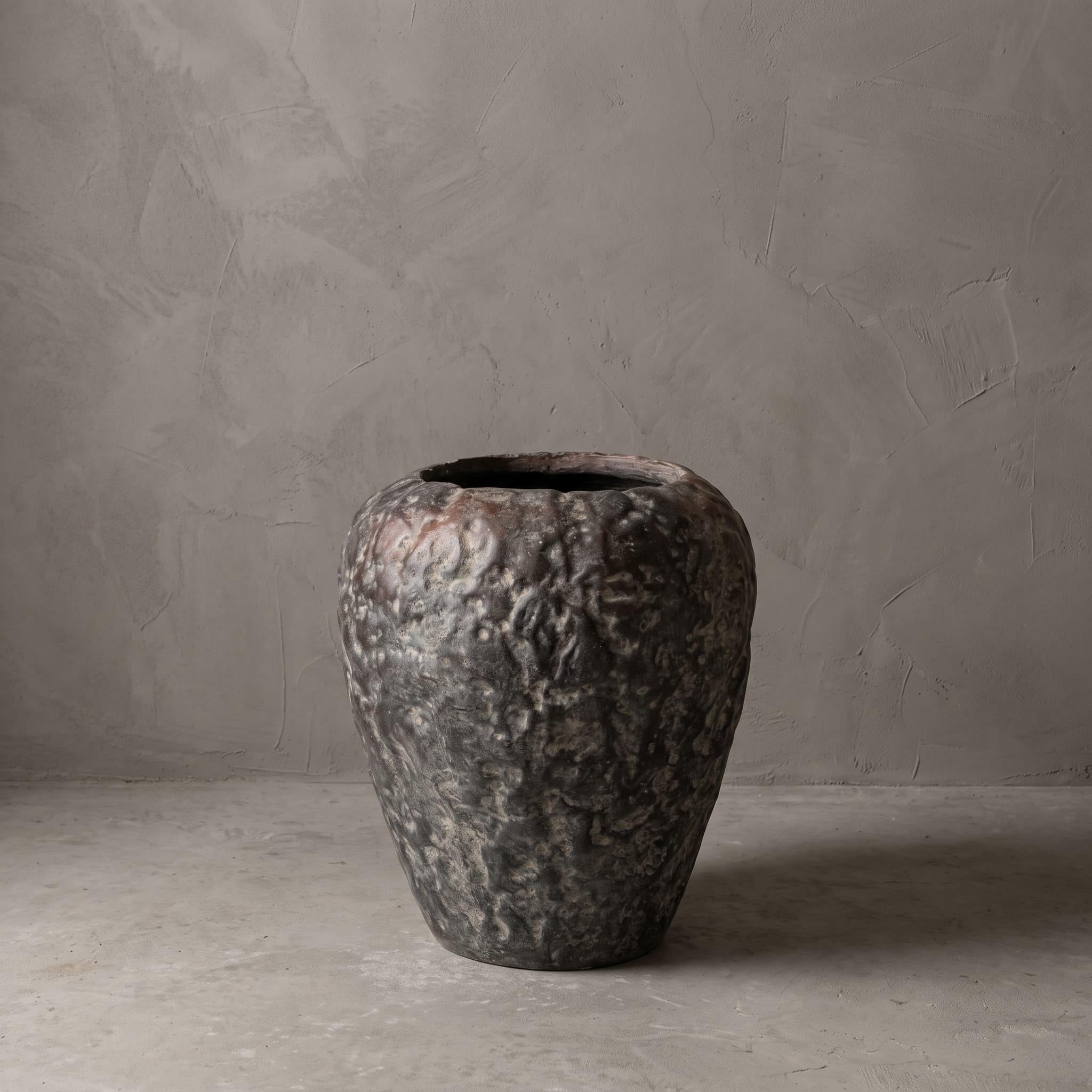Pot van polystone, guavevorm, in maat 50 cm en kleur Wagir Brown, donker bobbelig oppervlak met crème en koperkleurige vlekjes