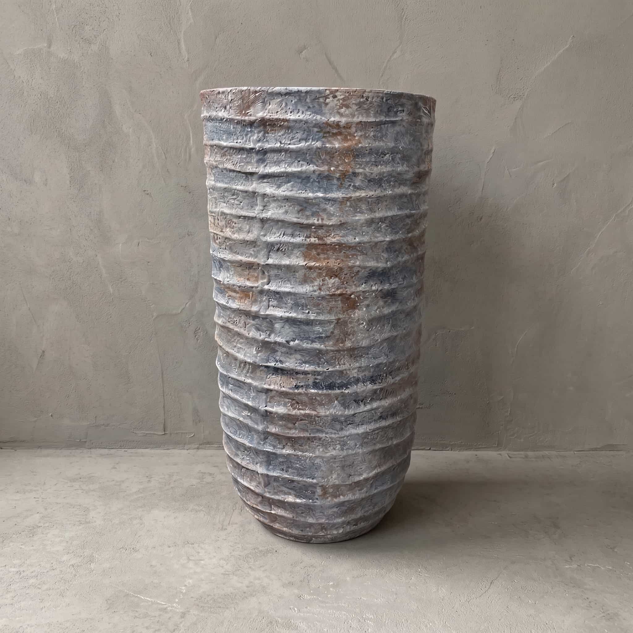 Pot Pegon van polystone in maat 70 cm, Wagir Brown, vooraanzicht van een cilindervormige pot met horizontale ribbels
