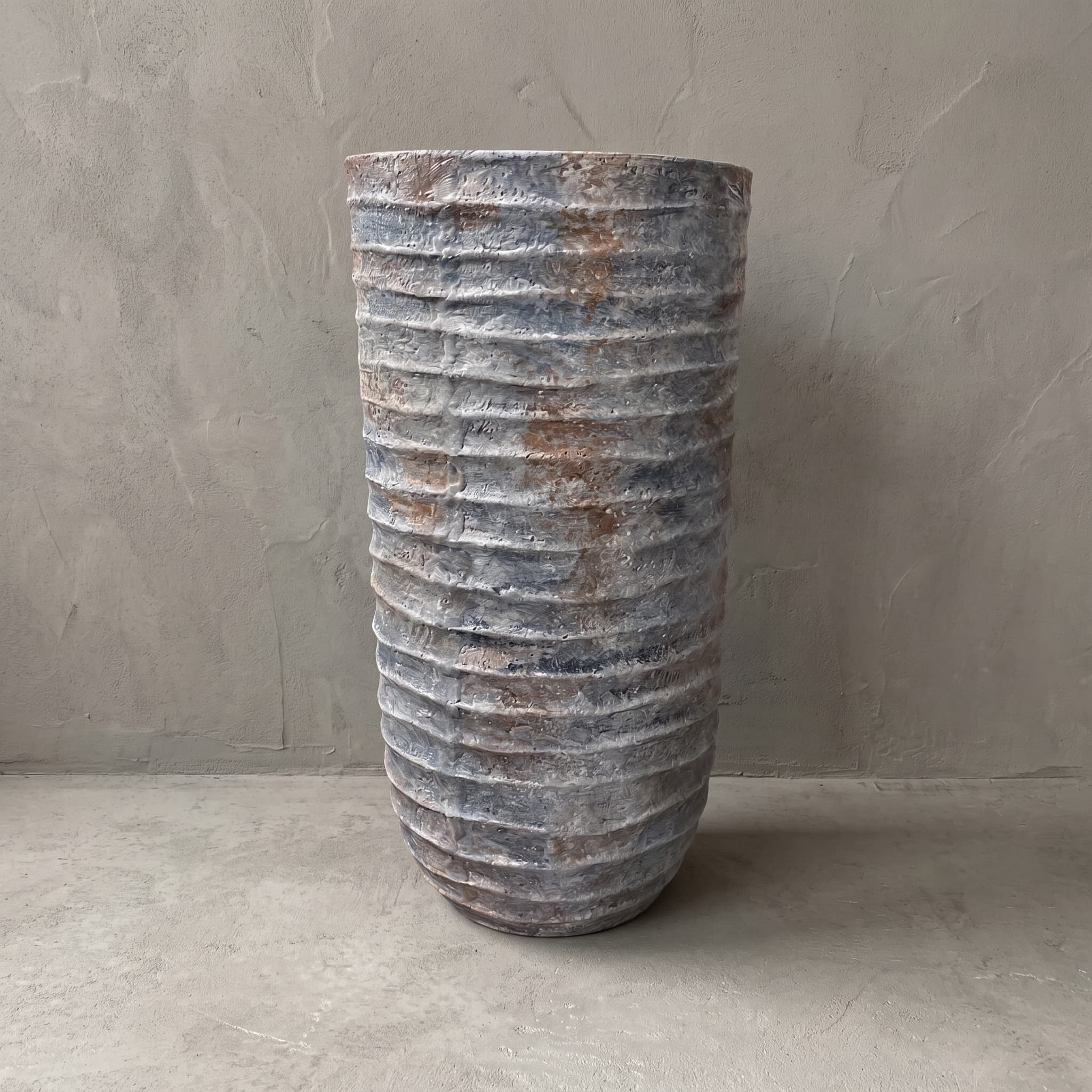 Pot Pegon van polystone in maat 70 cm, Wagir Brown, vooraanzicht van een cilindervormige pot met horizontale ribbels