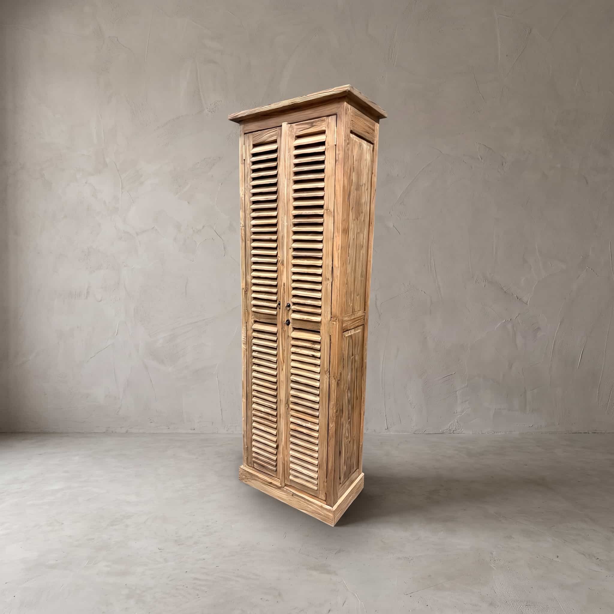 Kast Bali van gerecycled teak, 220 cm hoog, schuin van voren, smalle kast met lamellendeuren en panelen in de zijkant
