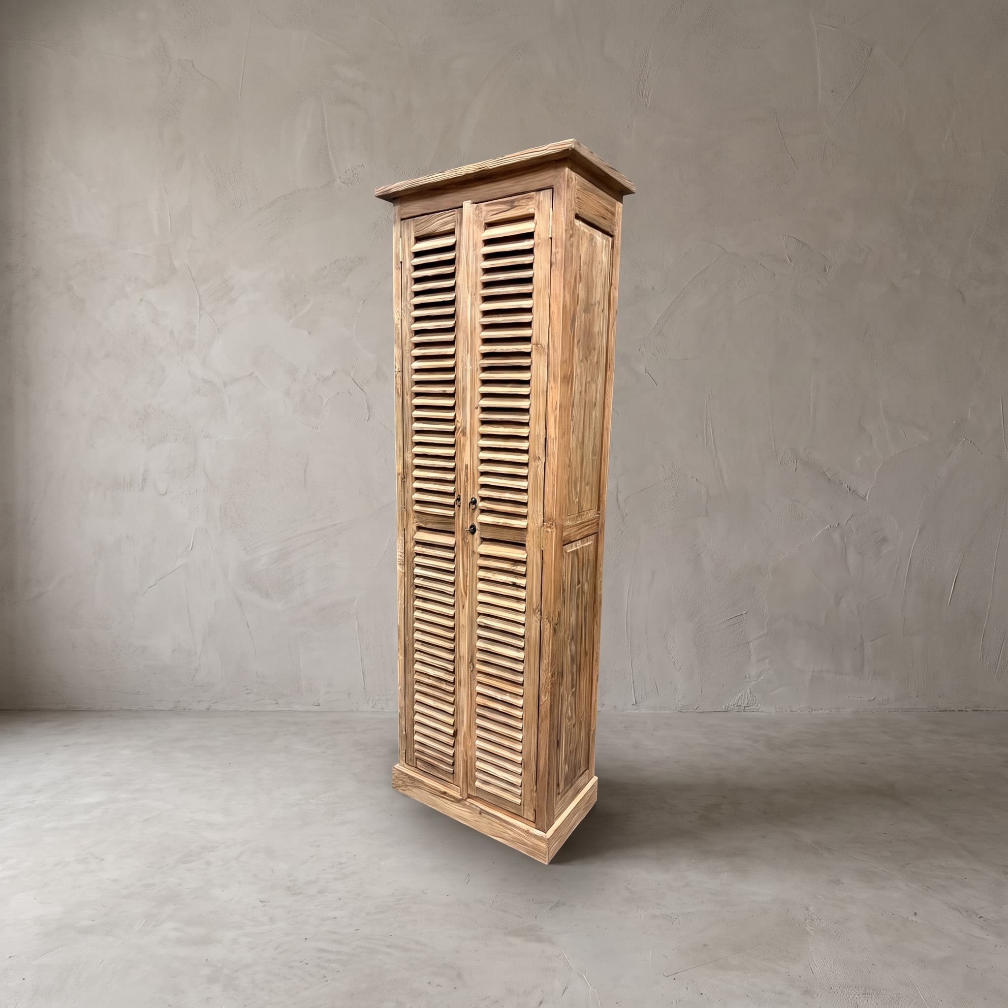 Kast Bali van gerecycled teak, 220 cm hoog, schuin van voren, smalle kast met lamellendeuren en panelen in de zijkant