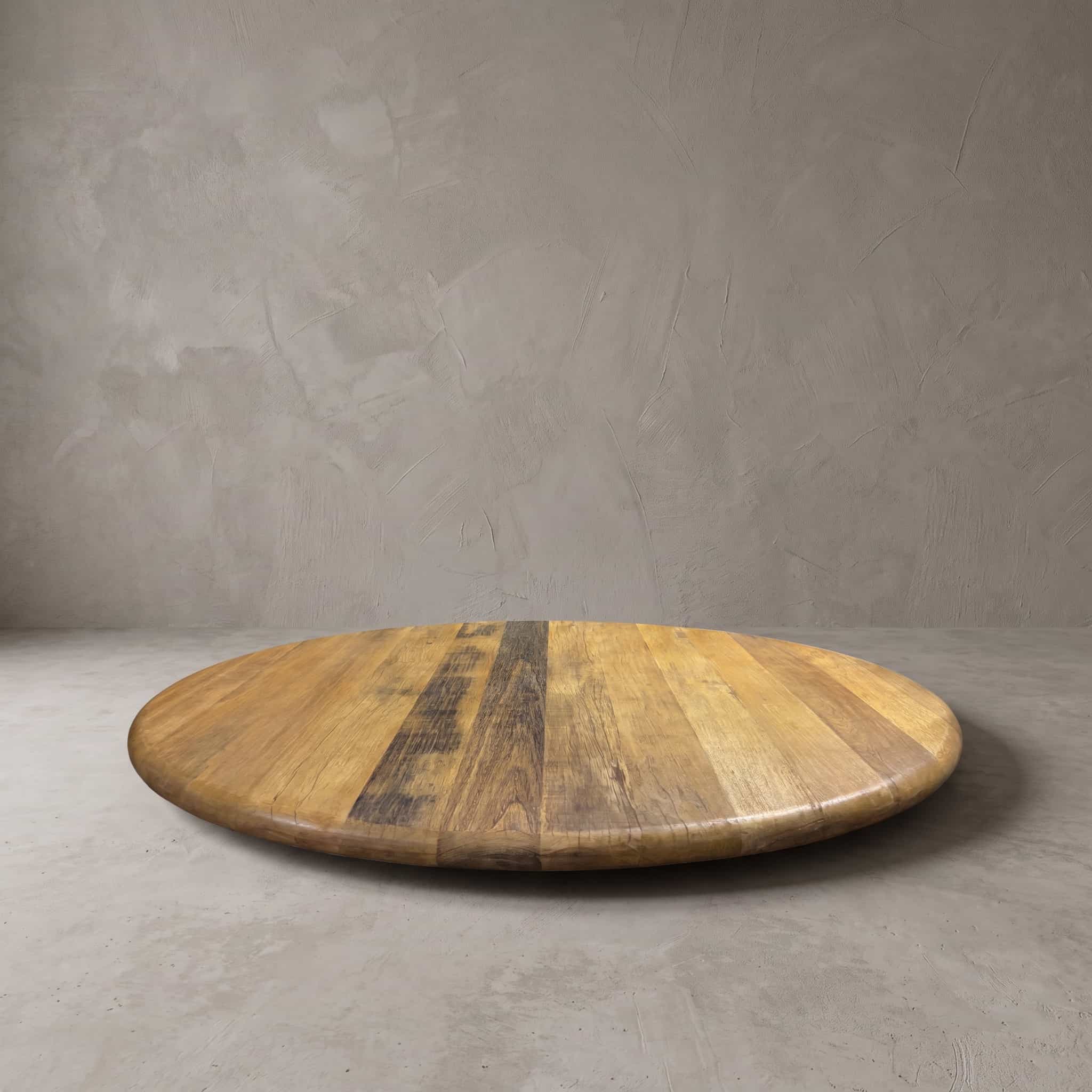 Tafelblad Balok van gerecycled hardhout, rond, laag vooraanzicht met één bijna zwarte plank in het midden