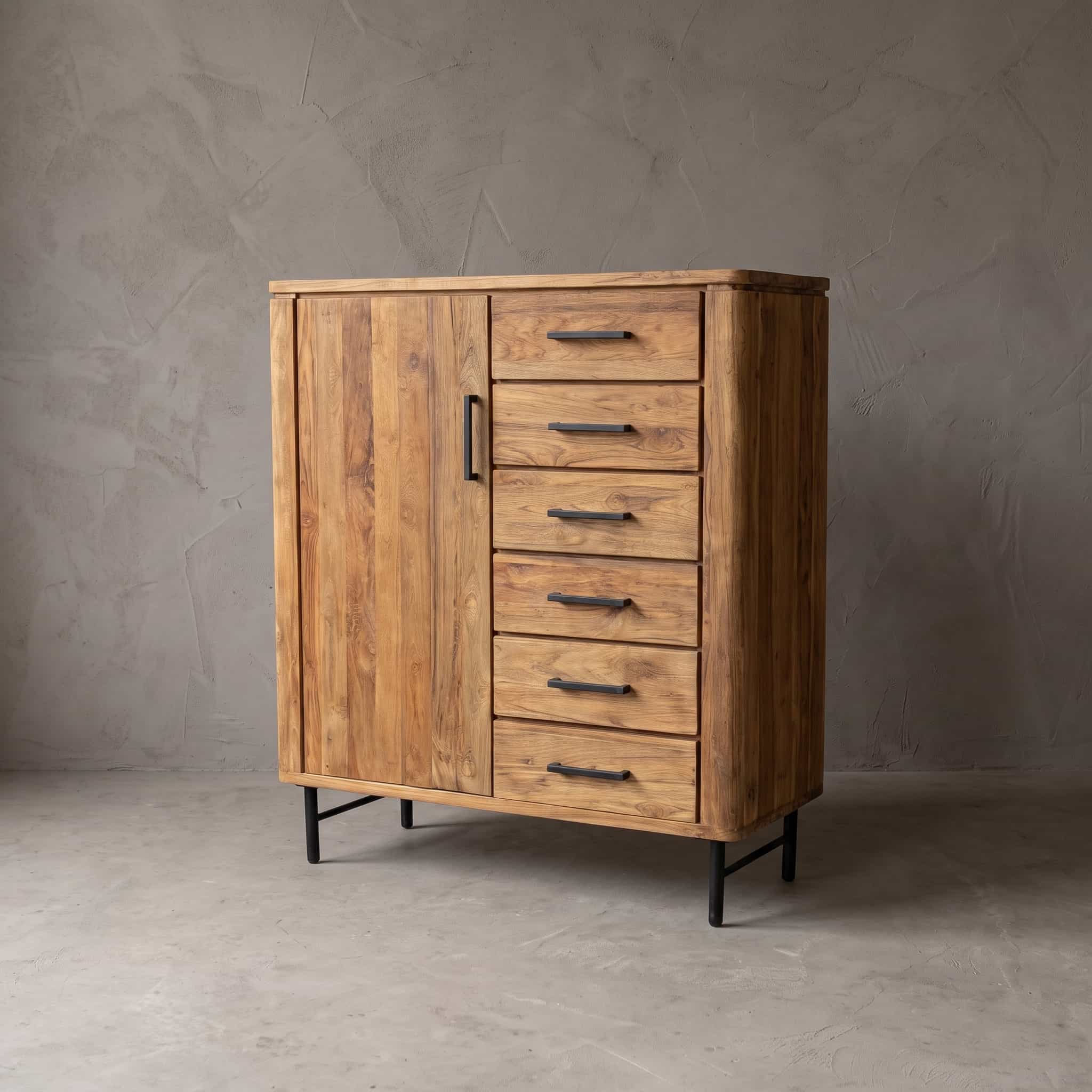 Hoog dressoir Lena van teak, vooraanzicht van de deur links en de zes lades rechts met zwarte grepen