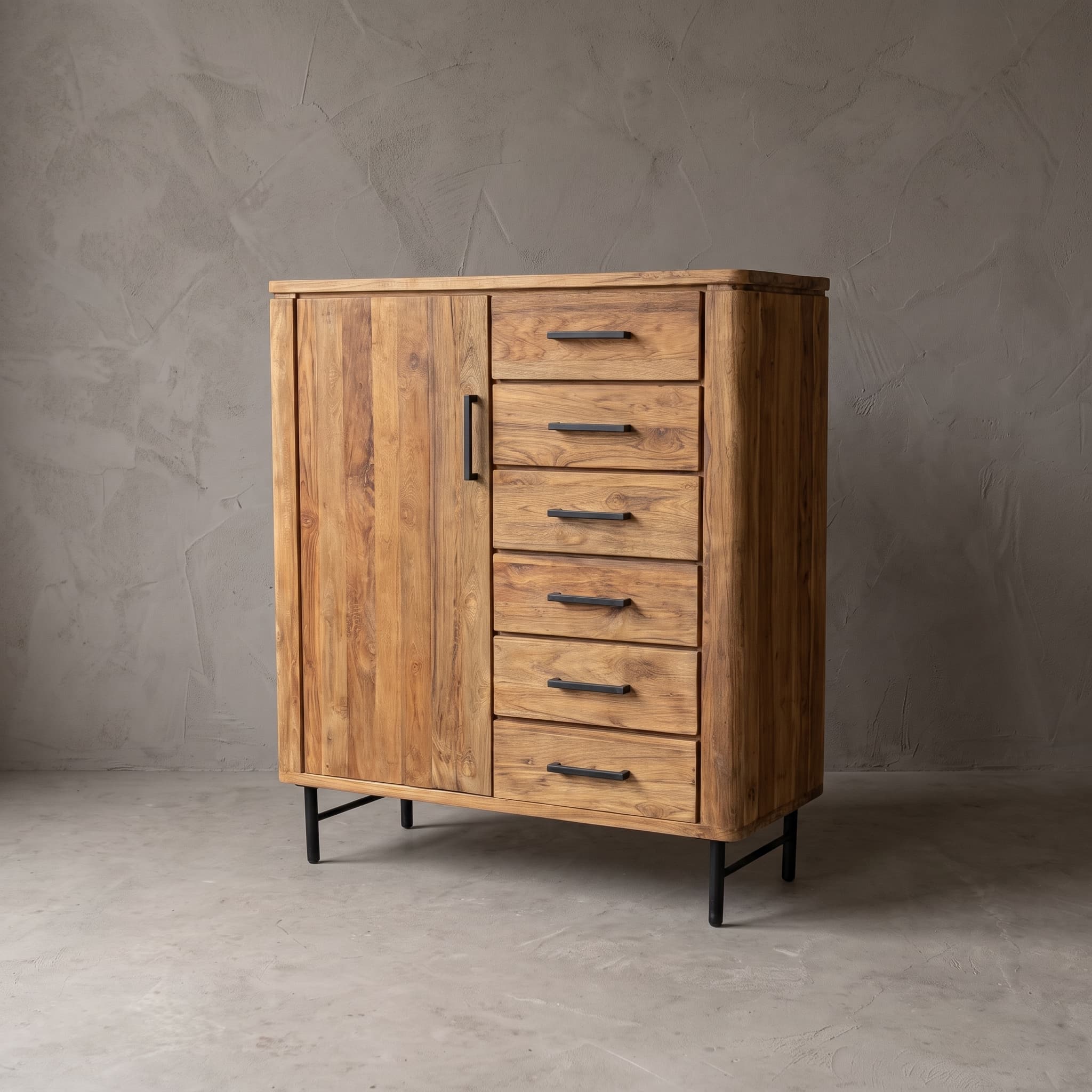 Hoog dressoir Lena van teak, vooraanzicht van de deur links en de zes lades rechts met zwarte grepen