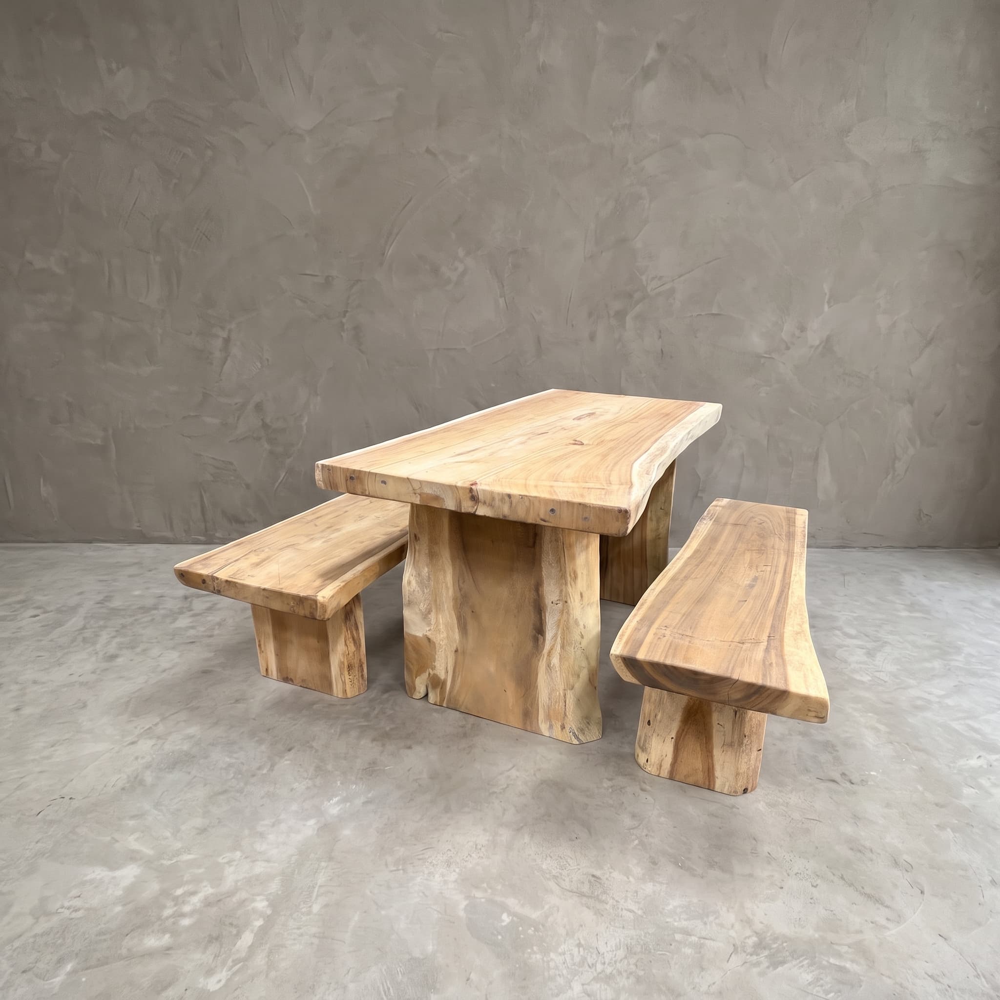 Eettafel van suarhout met twee banken, set van 3, vooraanzicht van de tafel met dik blad en aan elke lange kant een bank