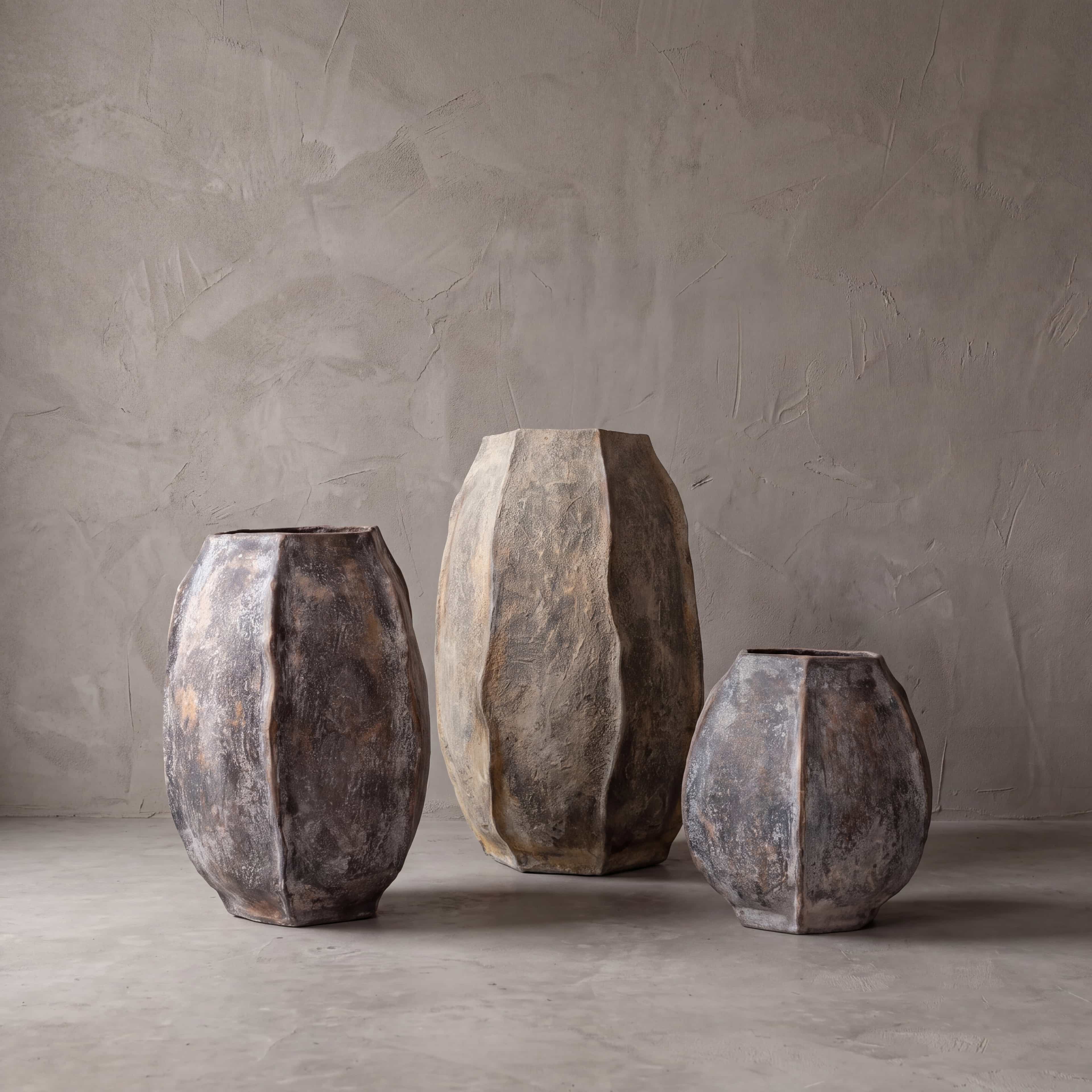Pot Belimbing van polystone in maat 40 cm en kleur Wagir Brown, getoond naast andere maten uit de serie
