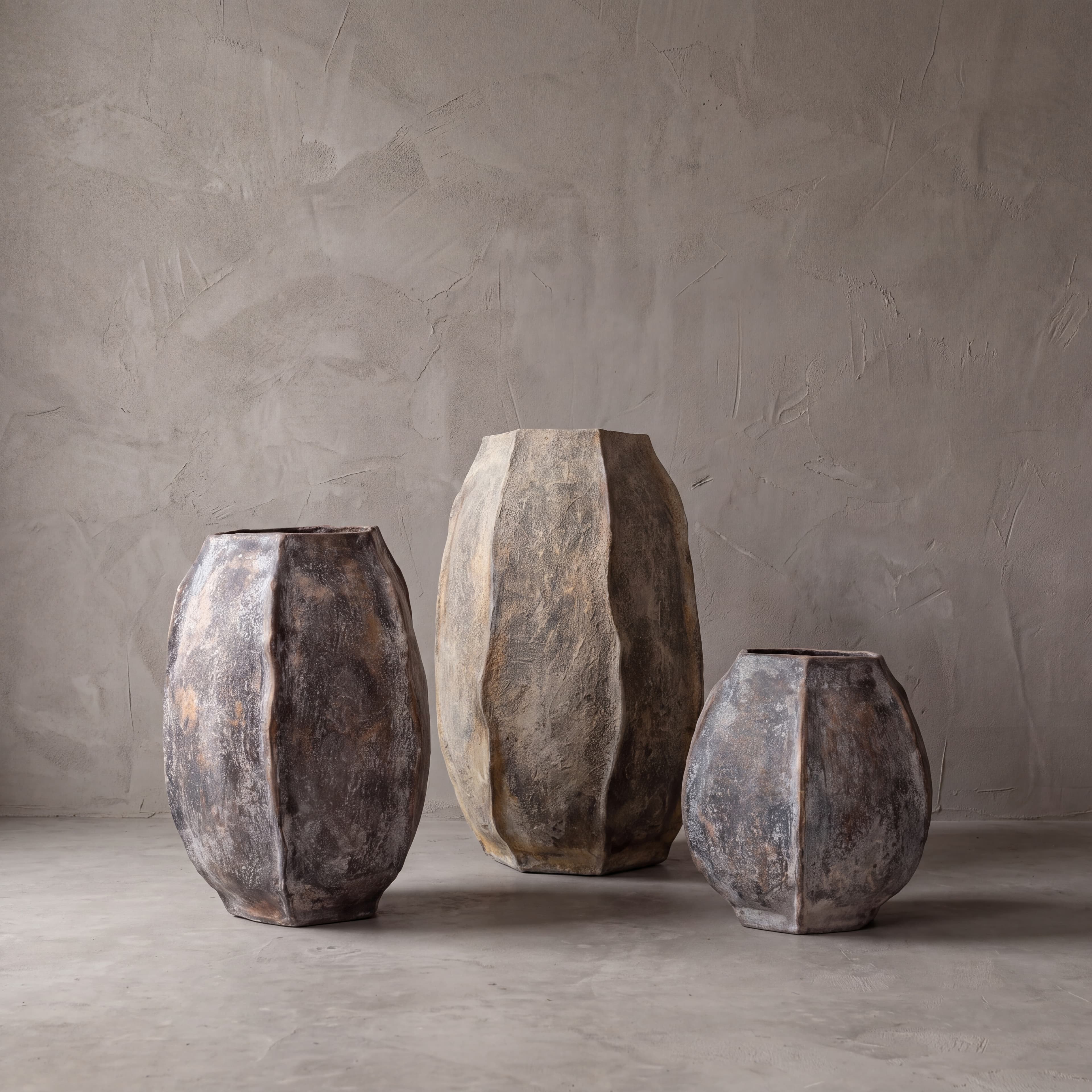 Pot Belimbing van polystone in maat 40 cm en kleur Wagir Brown, getoond naast andere maten uit de serie