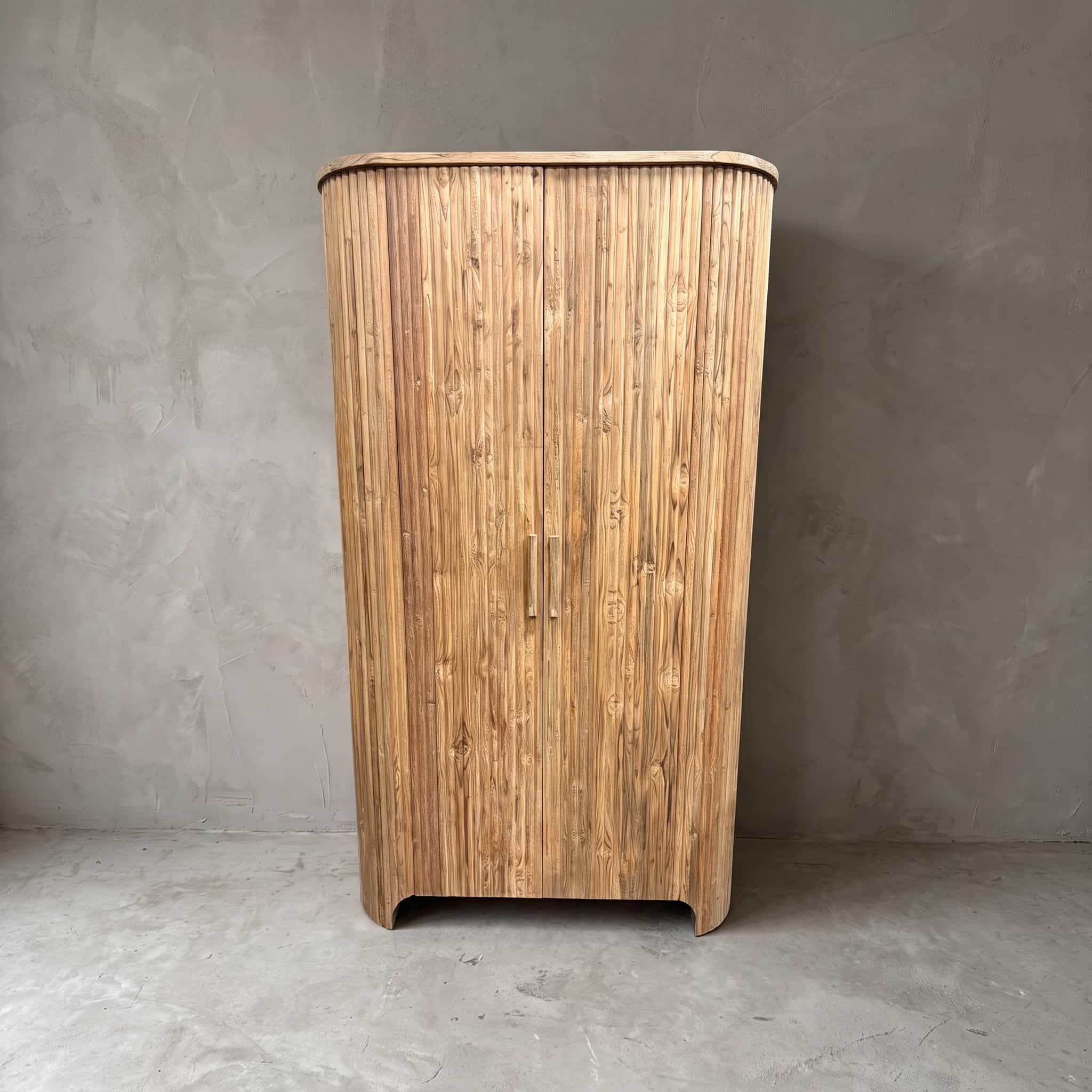 Kast Rujen van gerecycled teak, vooraanzicht van de gesloten deuren met verticale ribbels en afgeronde hoeken