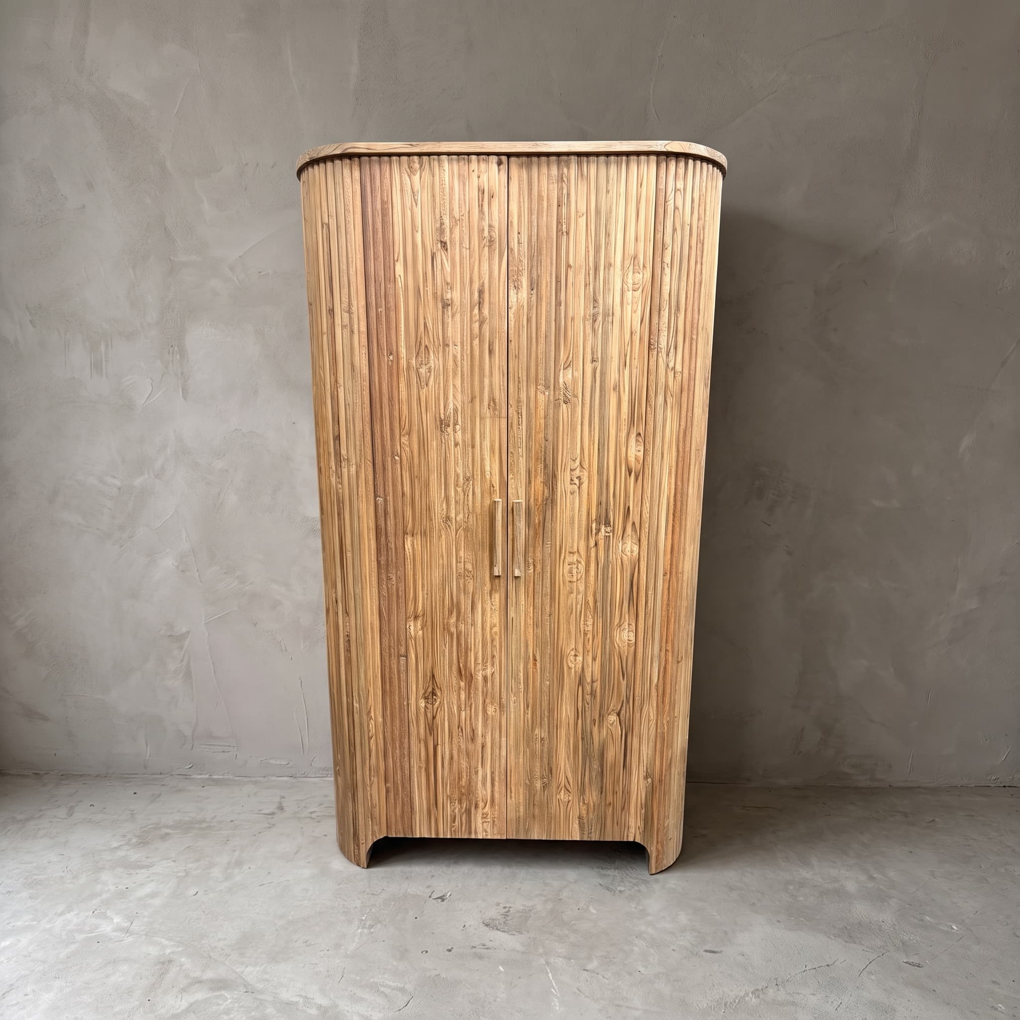 Kast Rujen van gerecycled teak, vooraanzicht van de gesloten deuren met verticale ribbels en afgeronde hoeken