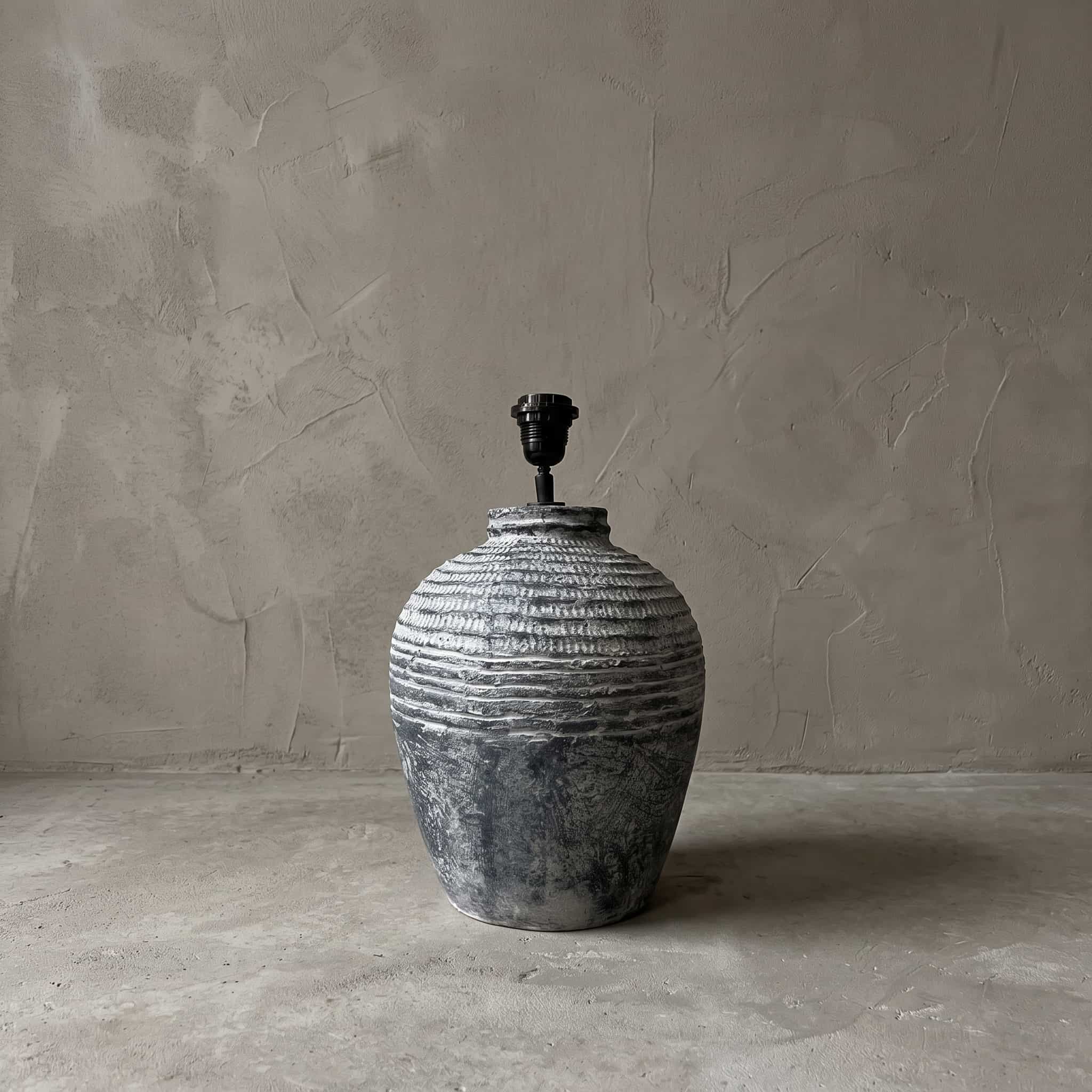 Lamp Tritis van polystone, lamp van polystone in vaasvorm met horizontale ribbels bovenaan, vooraanzicht