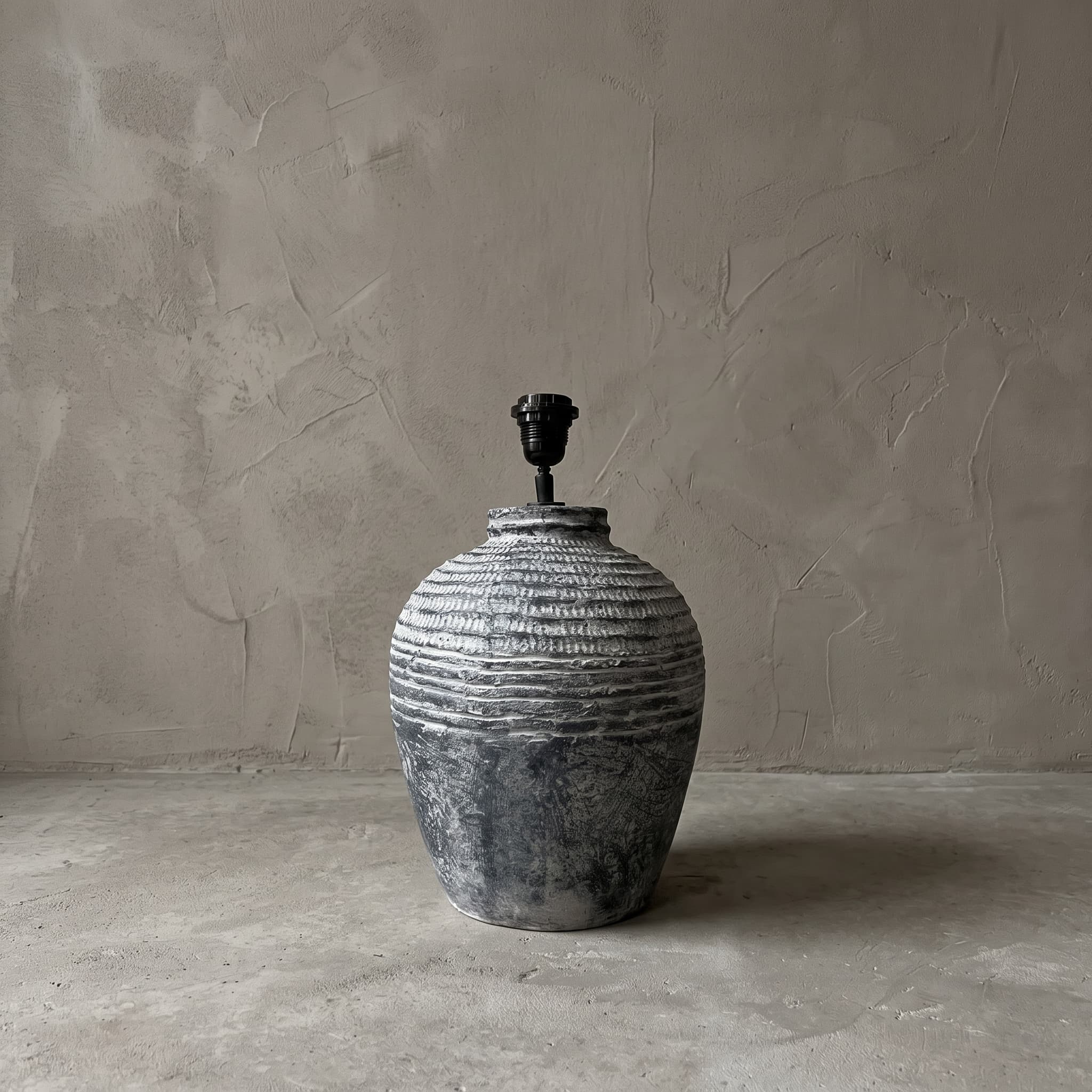 Lamp Tritis van polystone, lamp van polystone in vaasvorm met horizontale ribbels bovenaan, vooraanzicht