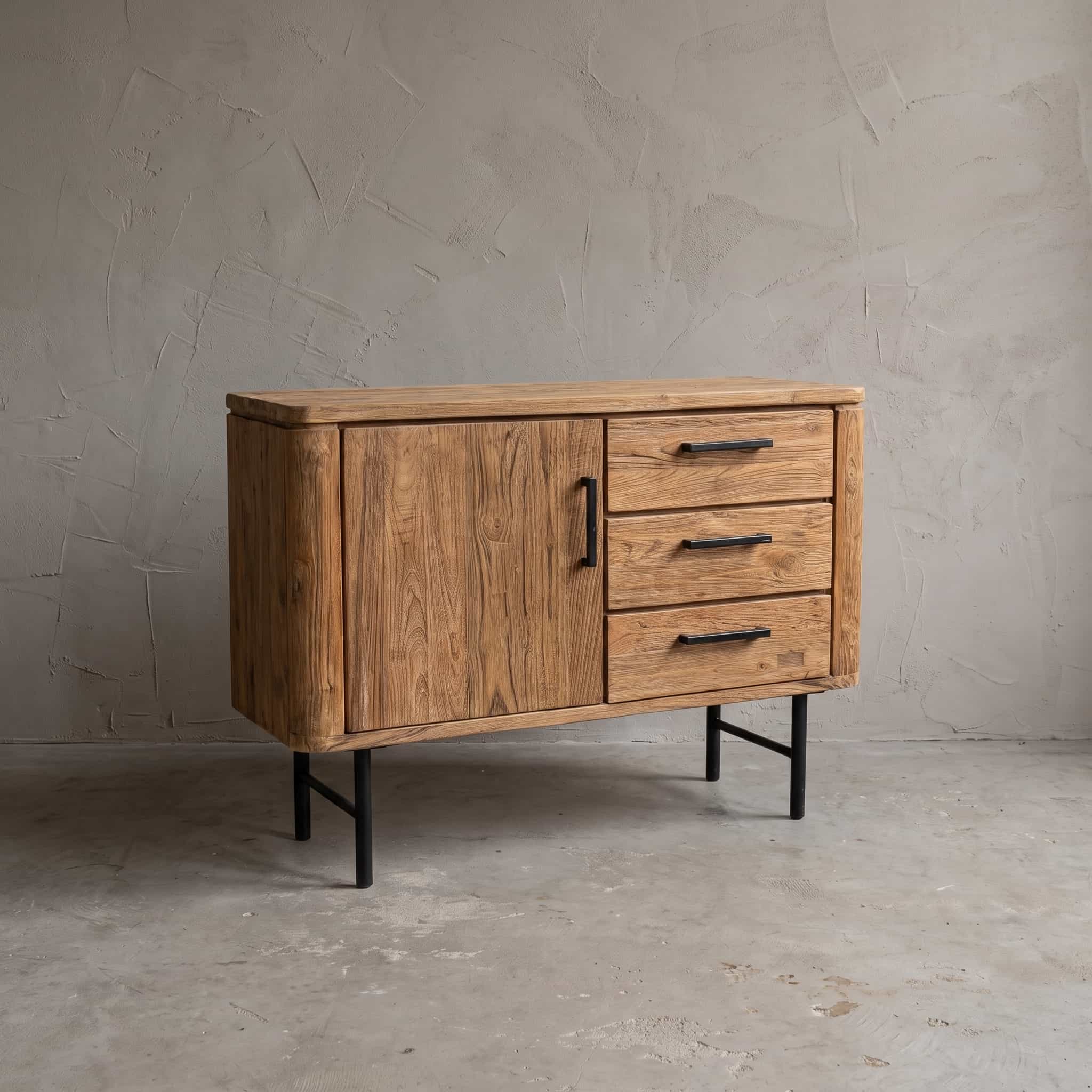 Dressoir Lena van teak, 1 deur en 3 lades, schuin vooraanzicht met de gevlamde deur links en lades rechts
