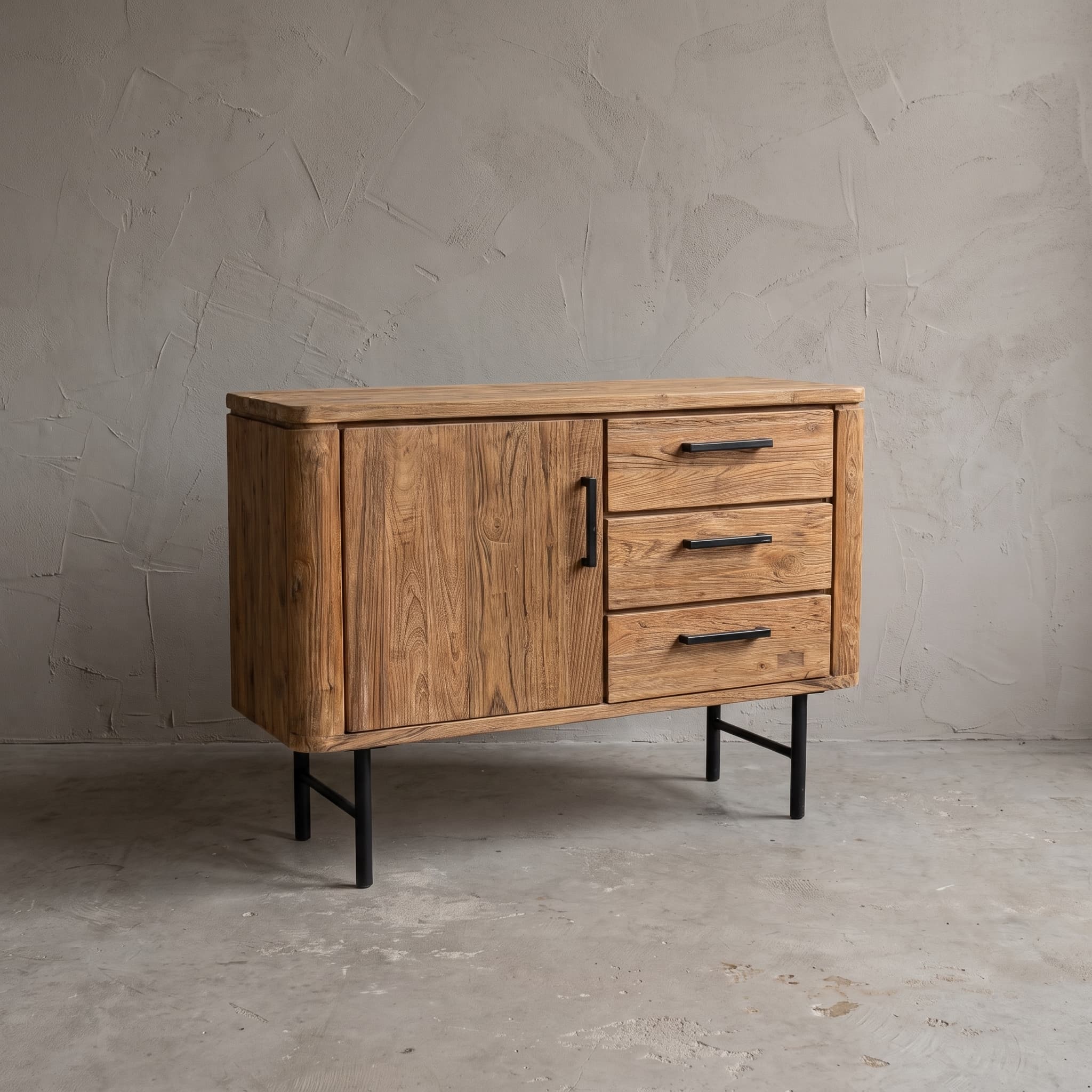 Dressoir Lena van teak, 1 deur en 3 lades, schuin vooraanzicht met de gevlamde deur links en lades rechts