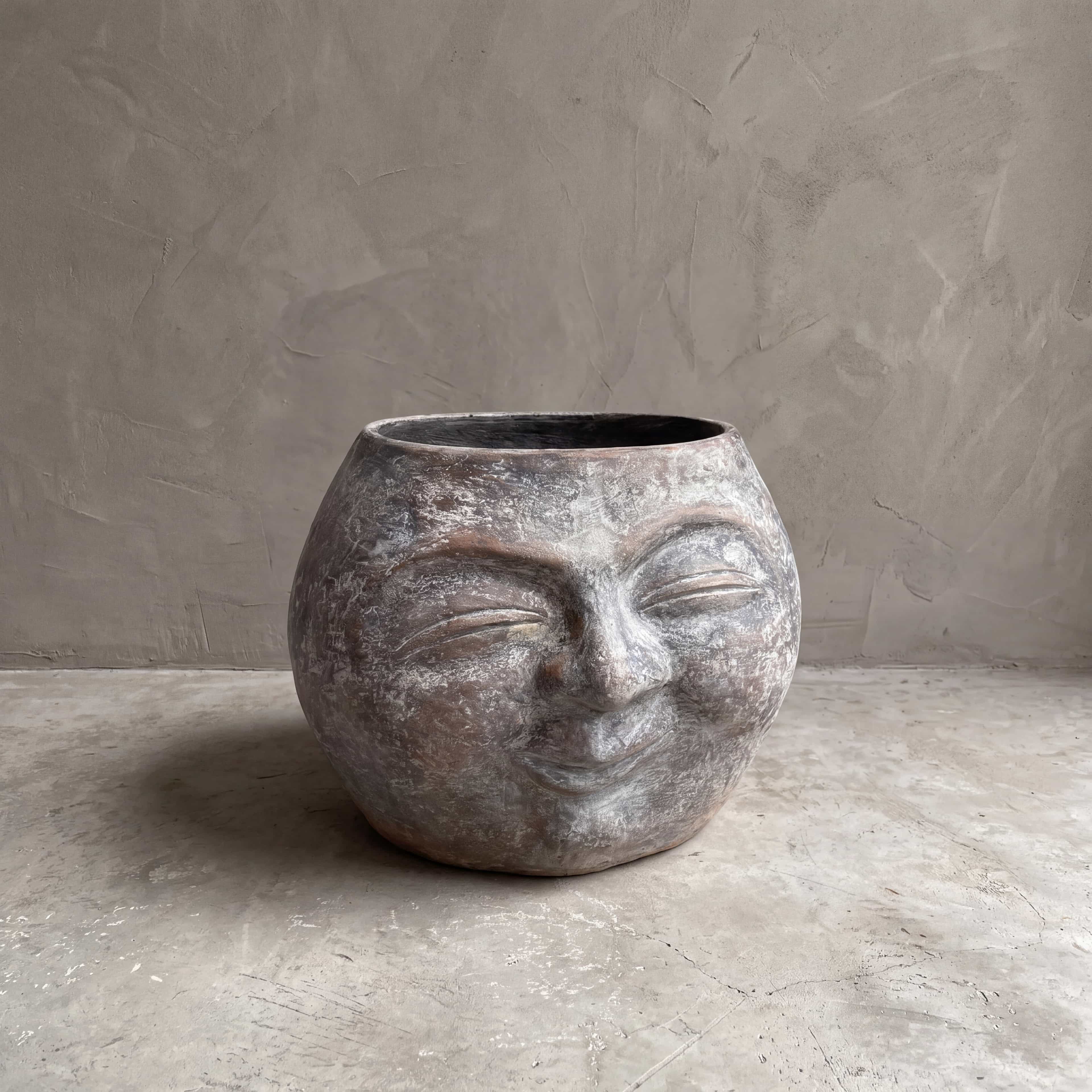 Pot Moon Kepala van polystone, vooraanzicht van de bolvormige pot met een glimlachend gezicht en open bovenkant
