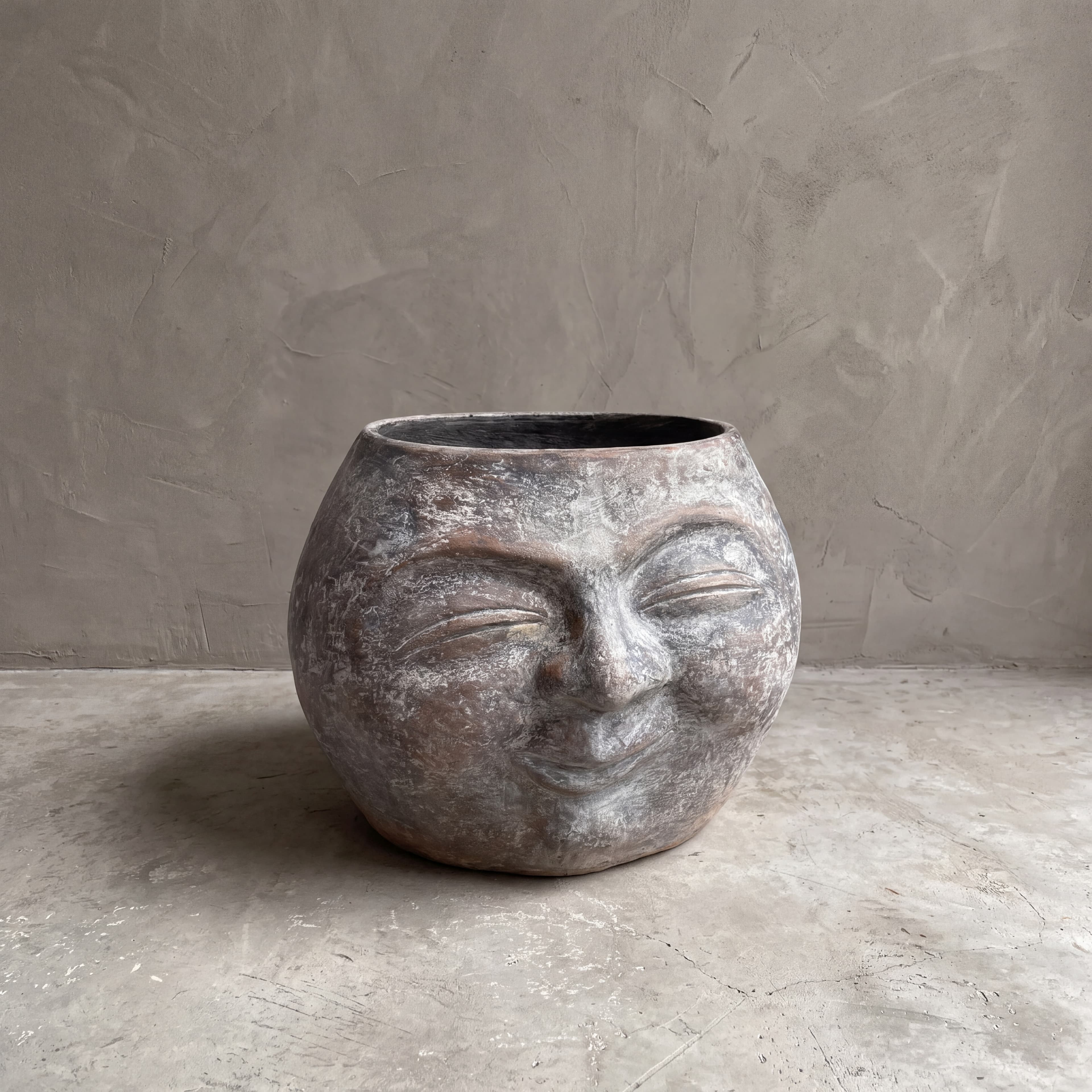 Pot Moon Kepala van polystone, vooraanzicht van de bolvormige pot met een glimlachend gezicht en open bovenkant