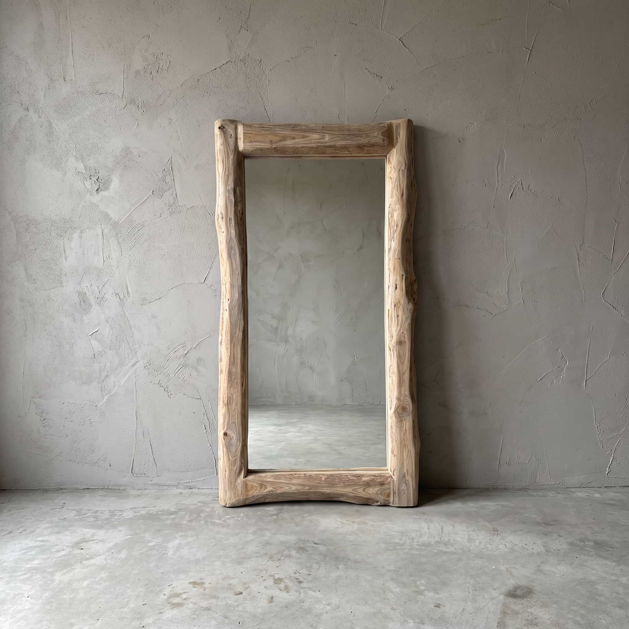 Boomspiegel Gito van teak, recht, vooraanzicht van de hoge lijst met golvende buitenrand tegen een grijze wand