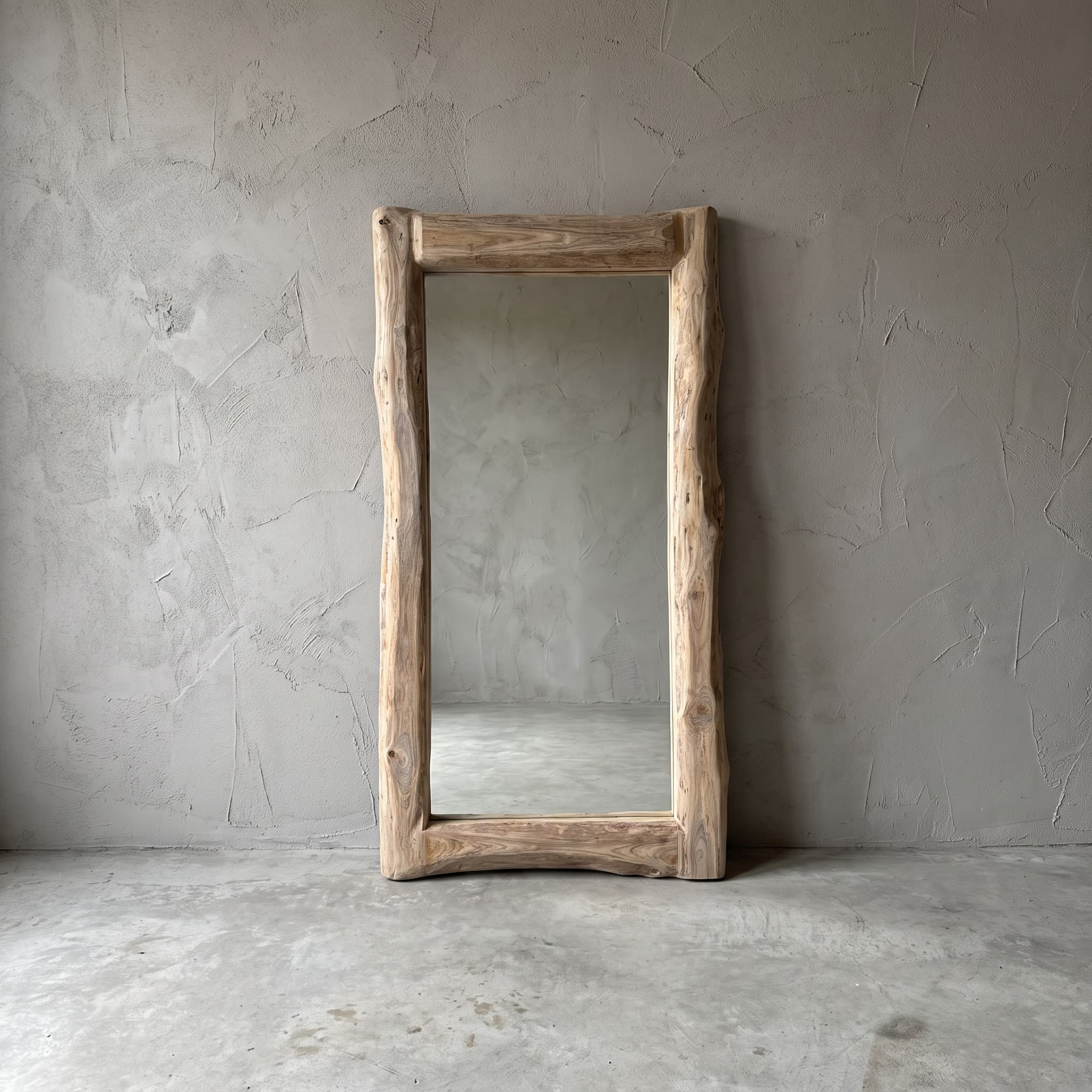 Boomspiegel Gito van teak, recht, vooraanzicht van de hoge lijst met golvende buitenrand tegen een grijze wand