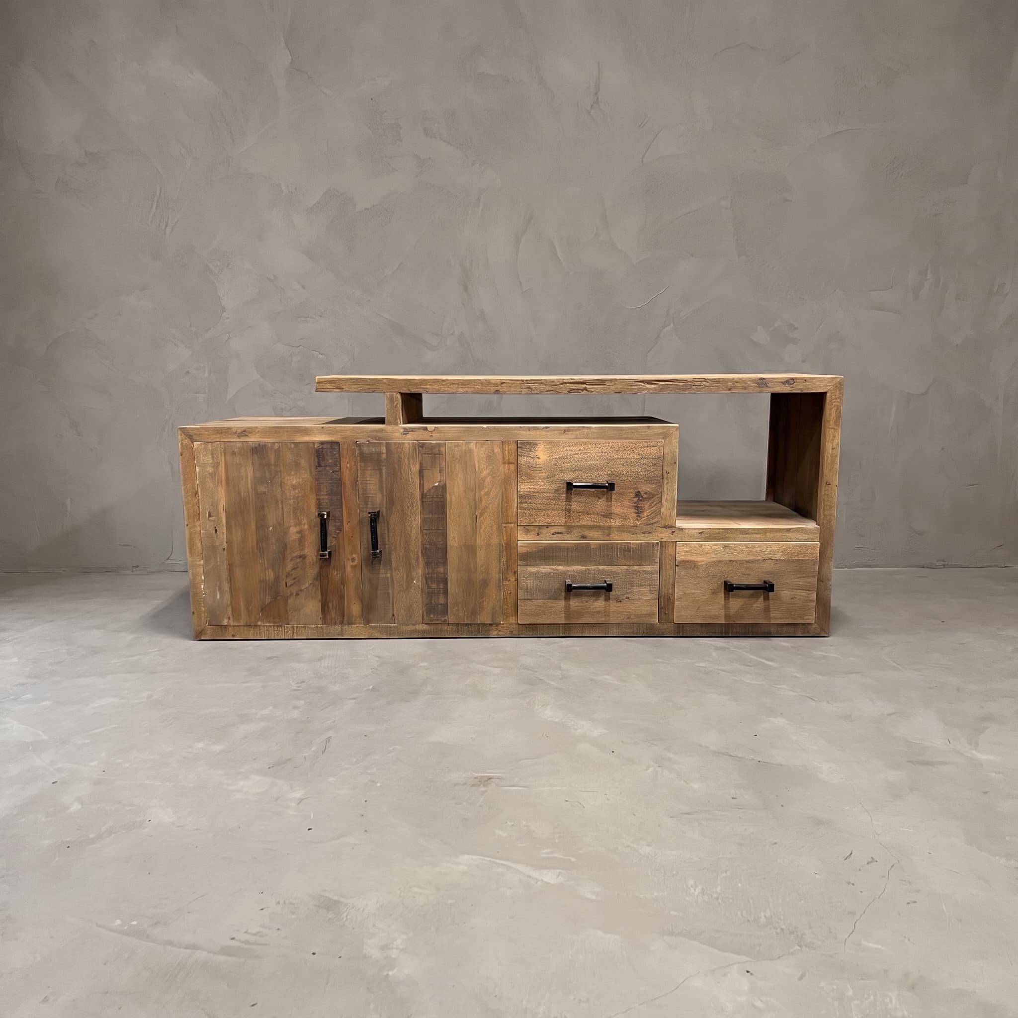 Dressoir Balok van gerecycled hardhout, 2 deuren en 3 lades, vooraanzicht met deuren links en een open vak rechts
