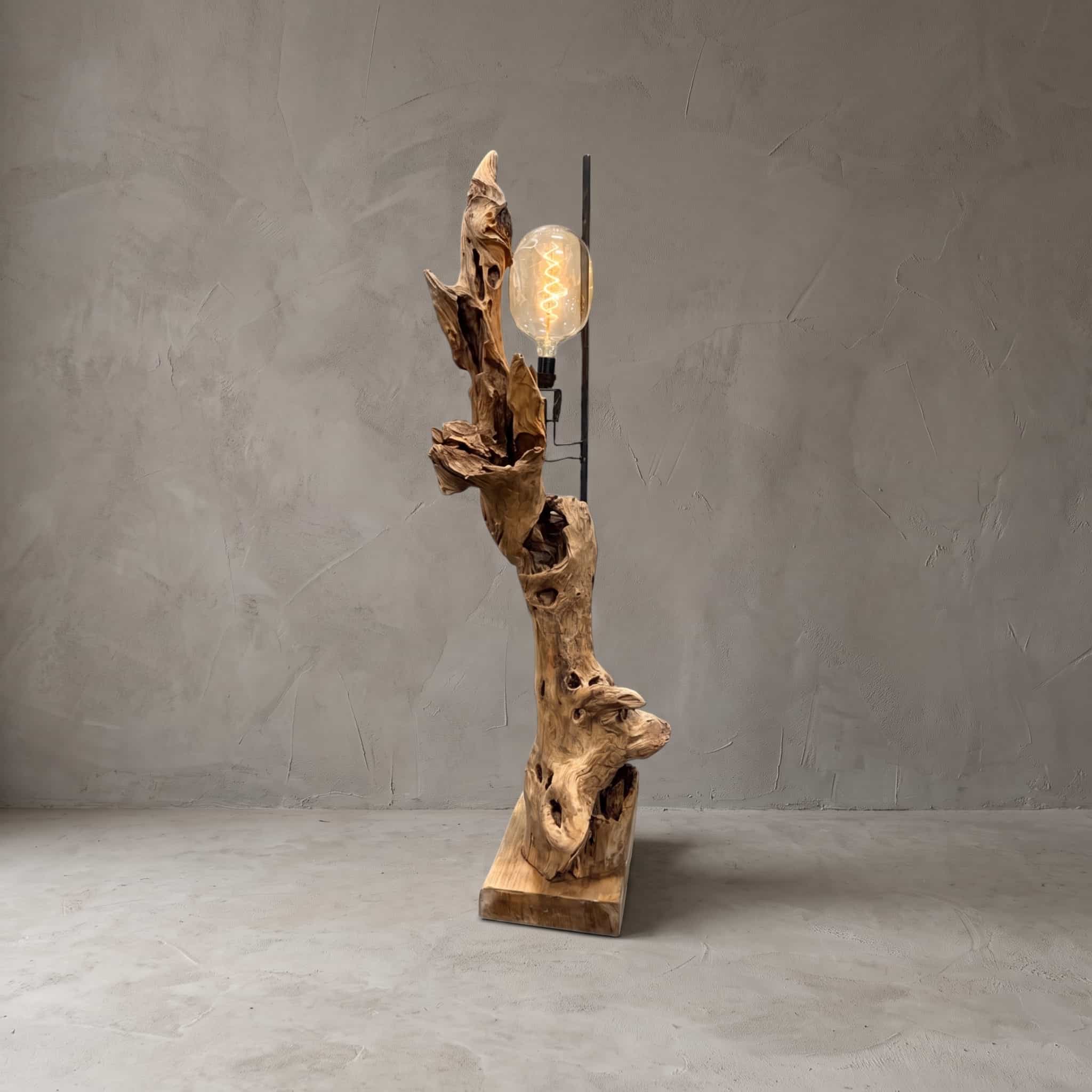 Lamp Fikiri van teak, teakhouten lamp van grillig hout op een rechthoekig blok met een zwarte staaf, vooraanzicht