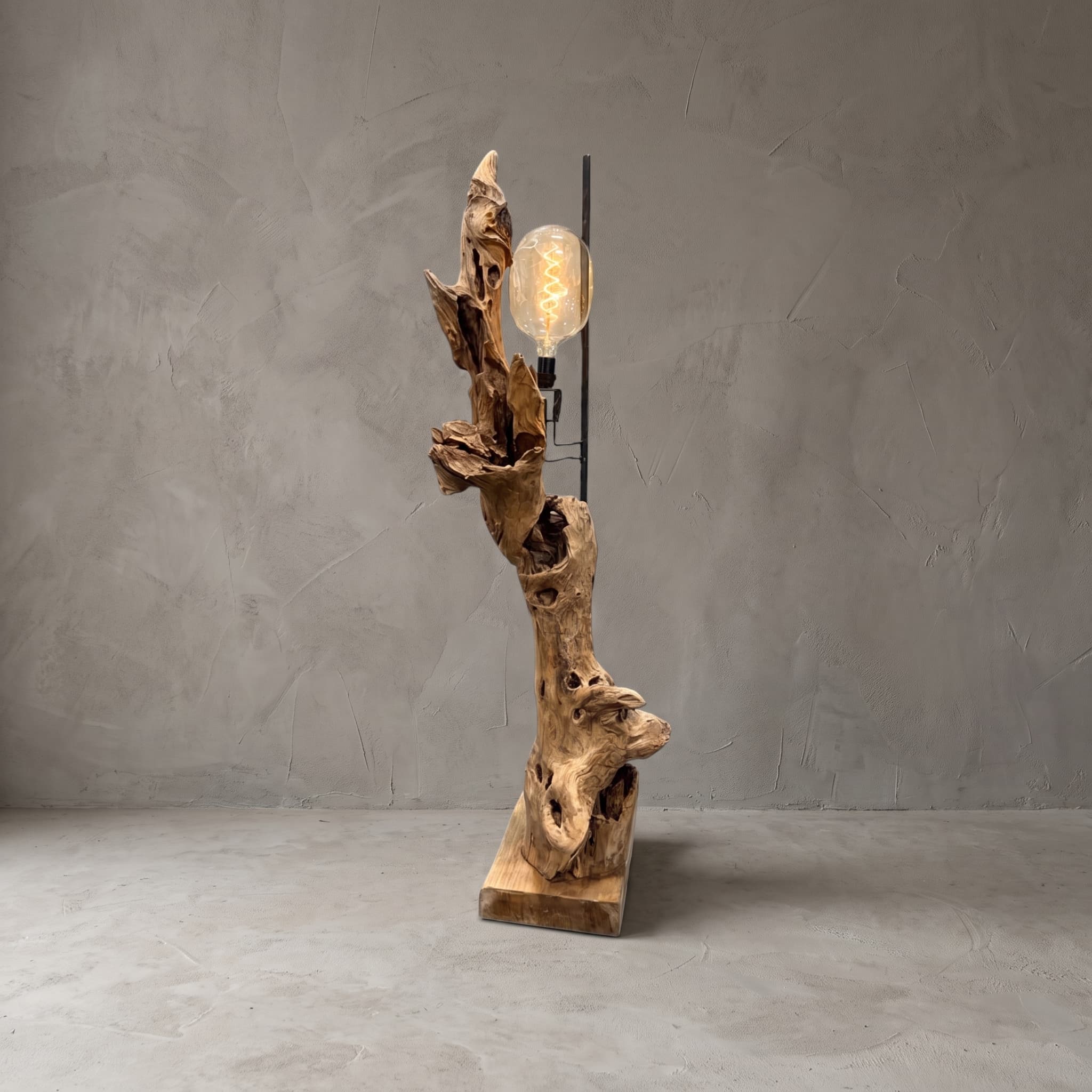 Lamp Fikiri van teak, teakhouten lamp van grillig hout op een rechthoekig blok met een zwarte staaf, vooraanzicht