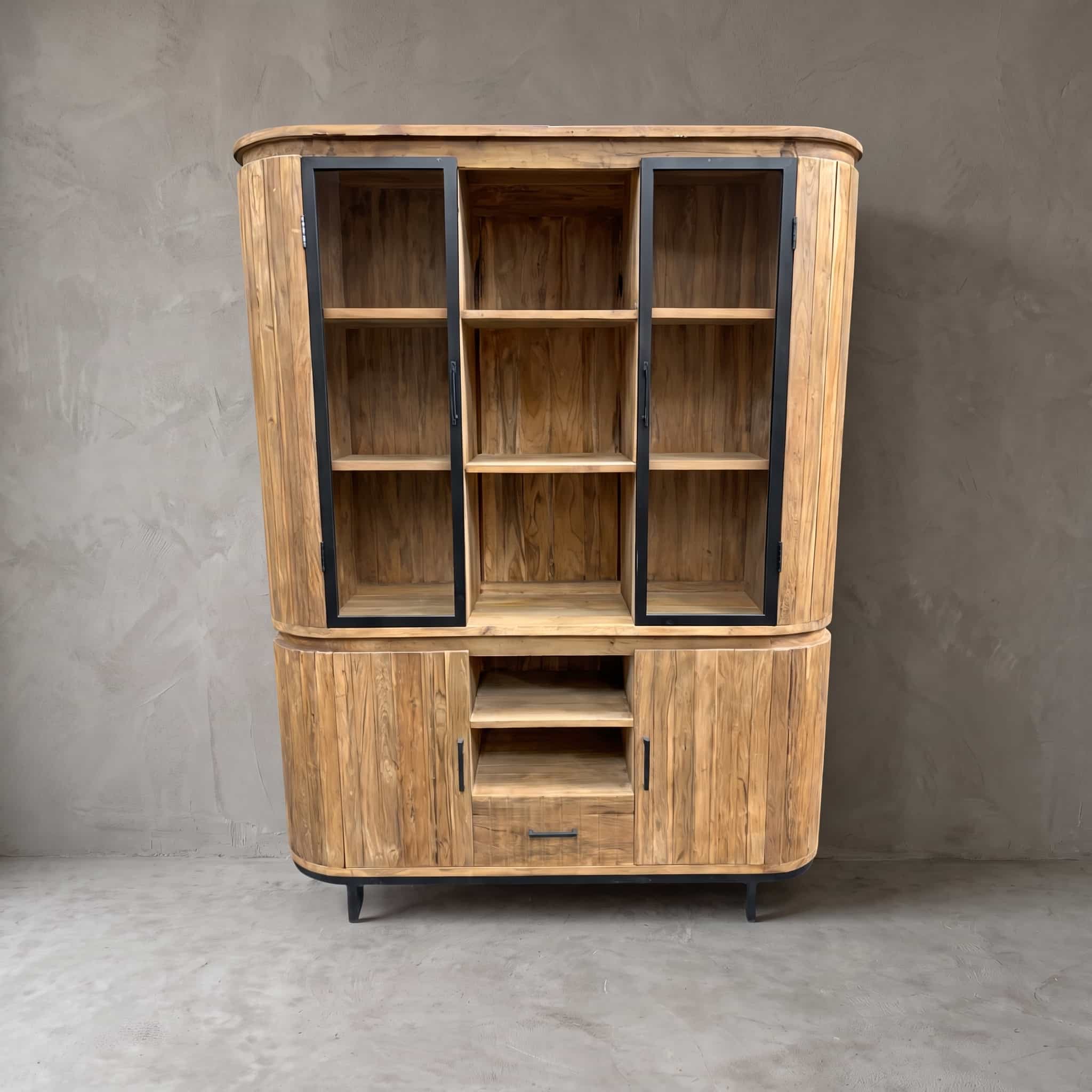 Kast Kira Tumpuk van gerecycled teak en metaal, vooraanzicht met glazen deuren boven en houten deuren onder