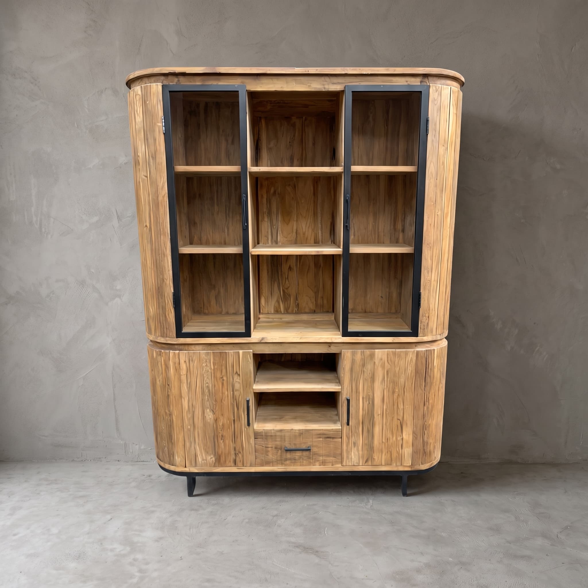 Kast Kira Tumpuk van gerecycled teak en metaal, vooraanzicht met glazen deuren boven en houten deuren onder