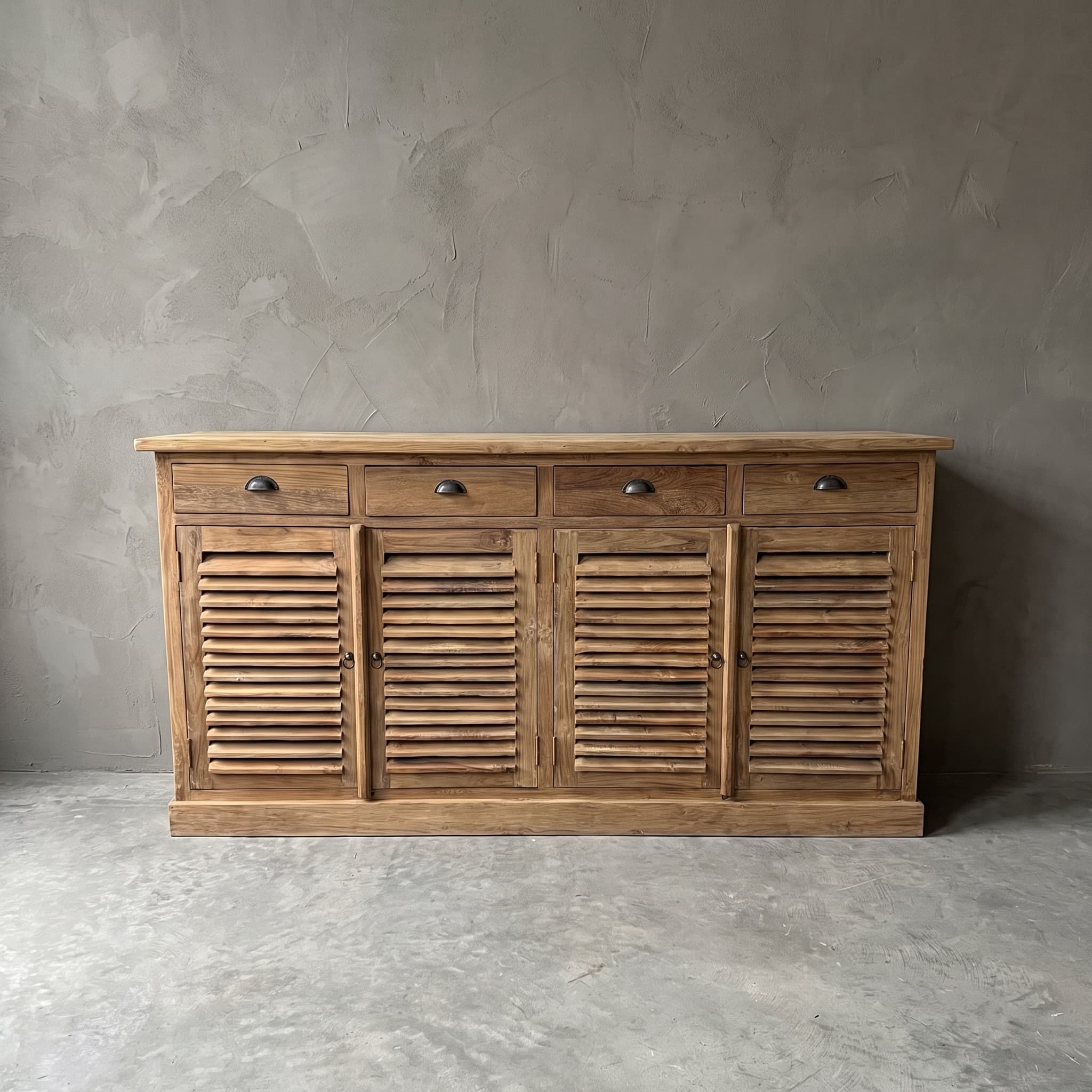 Dressoir Bali van gerecycled teak, vooraanzicht van vier lamellendeuren onder een rij van vier lades