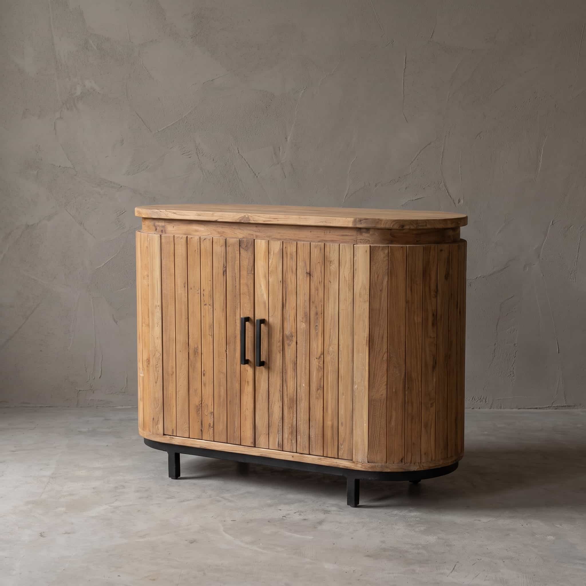 Dressoir Kira van gerecycled teak en metaal, 2 deuren, schuin vooraanzicht van de ronde romp op een zwart onderstel