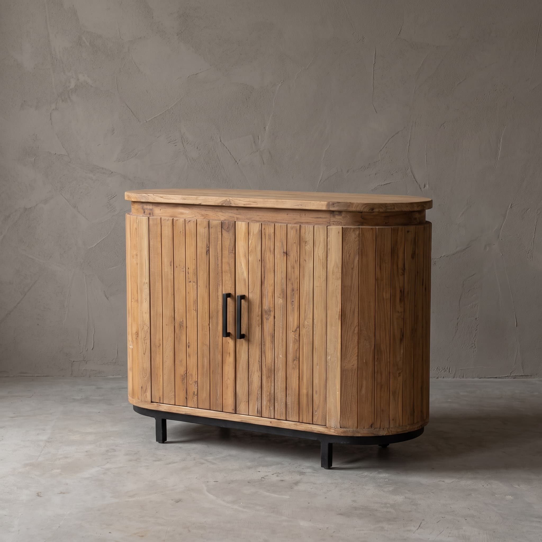 Dressoir Kira van gerecycled teak en metaal, 2 deuren, schuin vooraanzicht van de ronde romp op een zwart onderstel