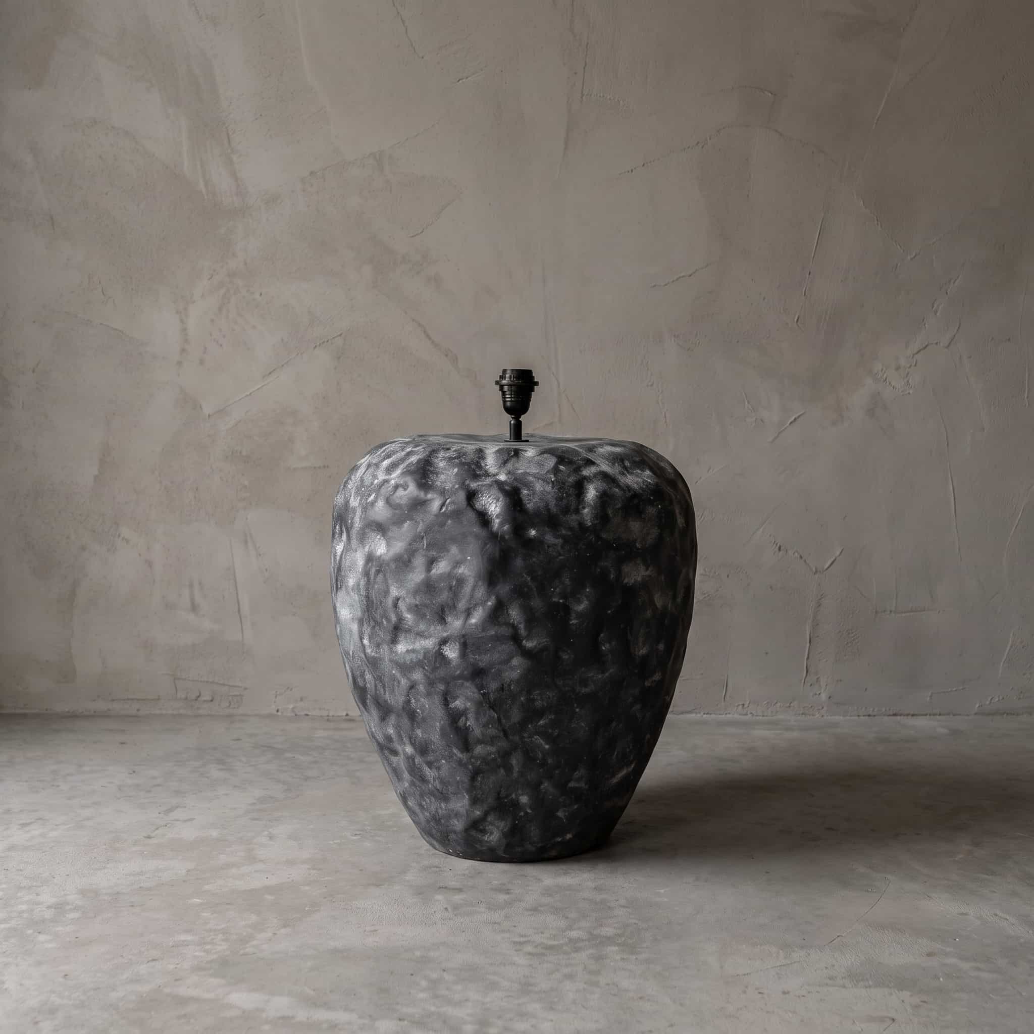 Lamp van polystone, guavevorm, lamp van polystone in een bolle guavevorm met donkergrijs oppervlak, vooraanzicht