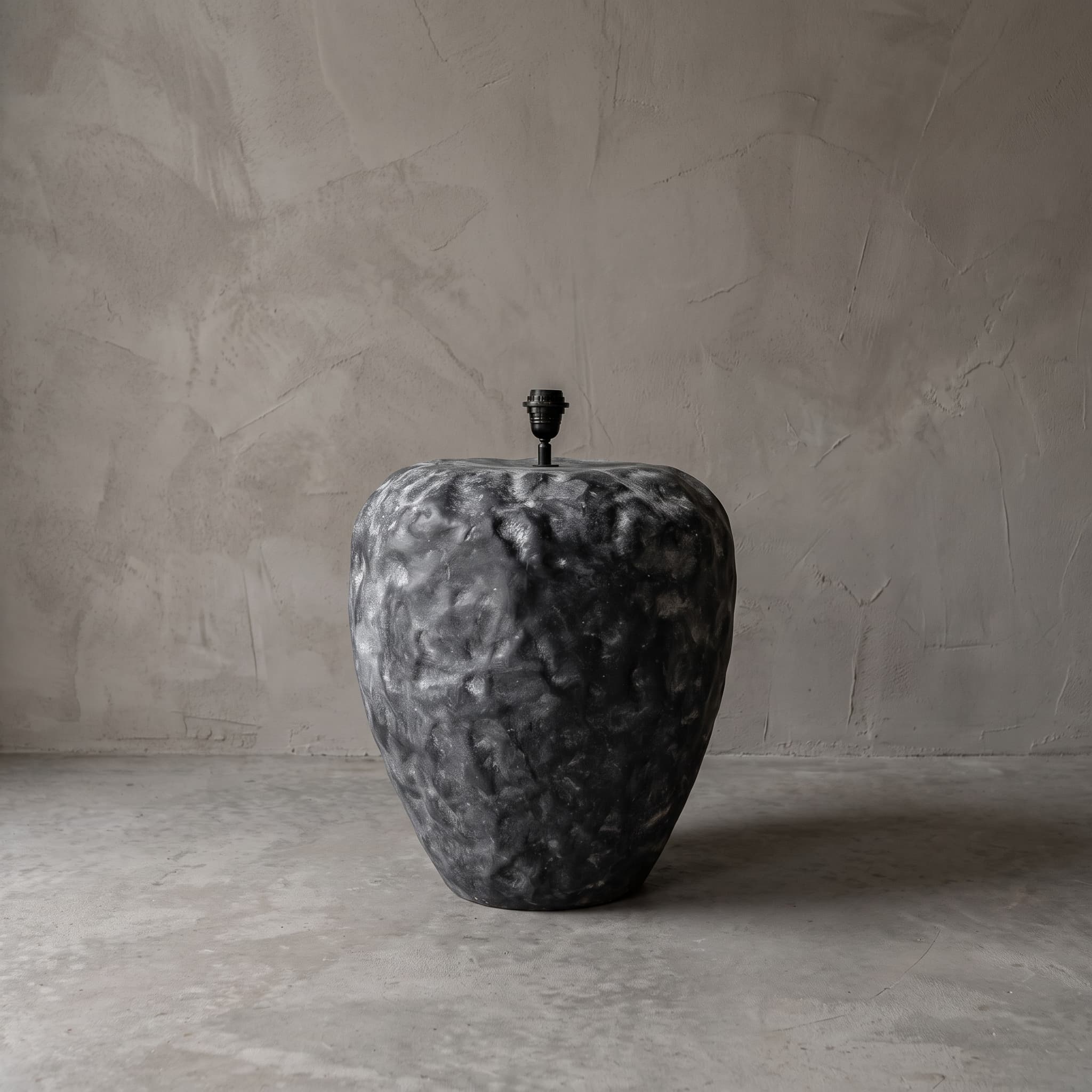 Lamp van polystone, guavevorm, lamp van polystone in een bolle guavevorm met donkergrijs oppervlak, vooraanzicht