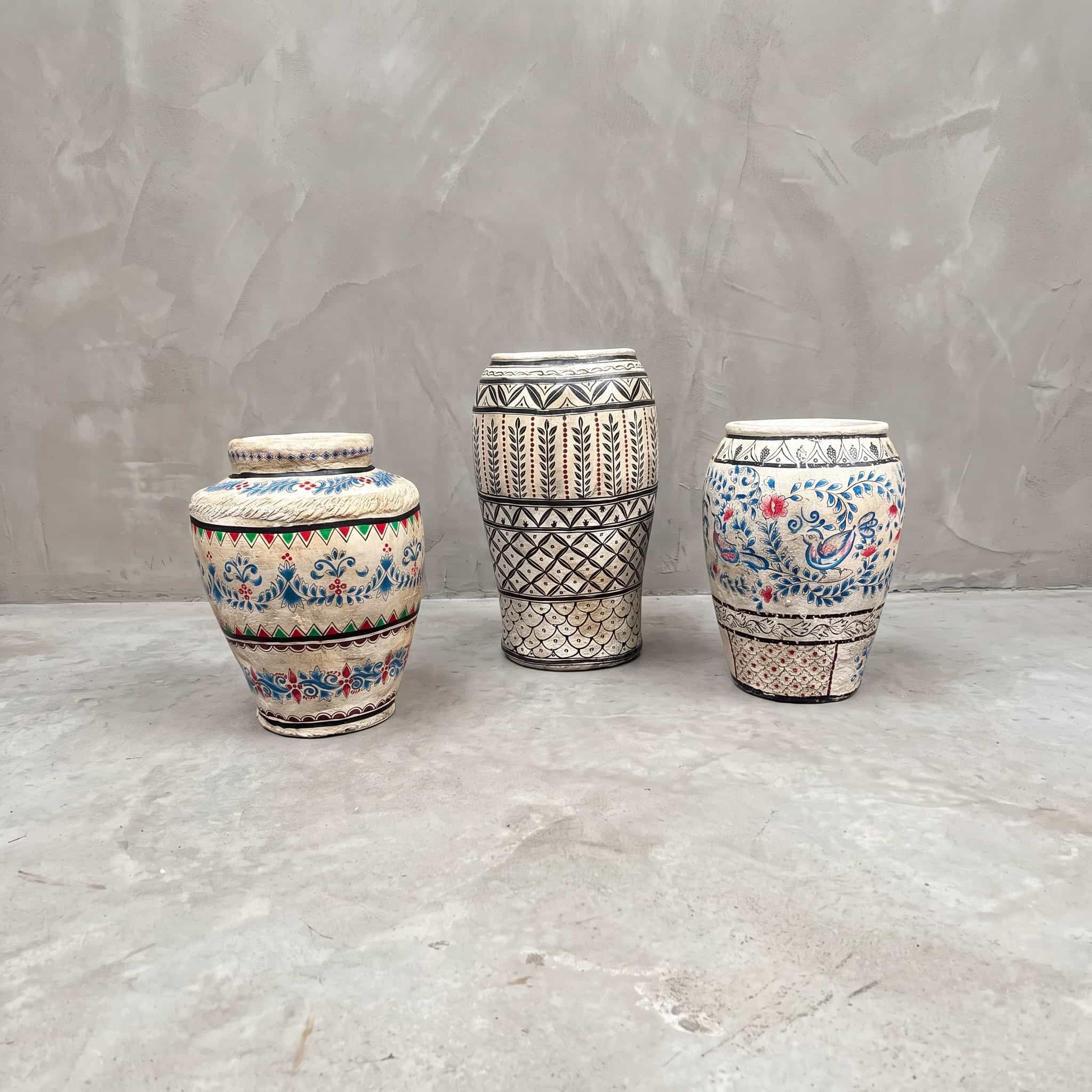 Bloempot van polystone, Indiaas patroon, potten uit de serie naast elkaar met patronen op crèmewit