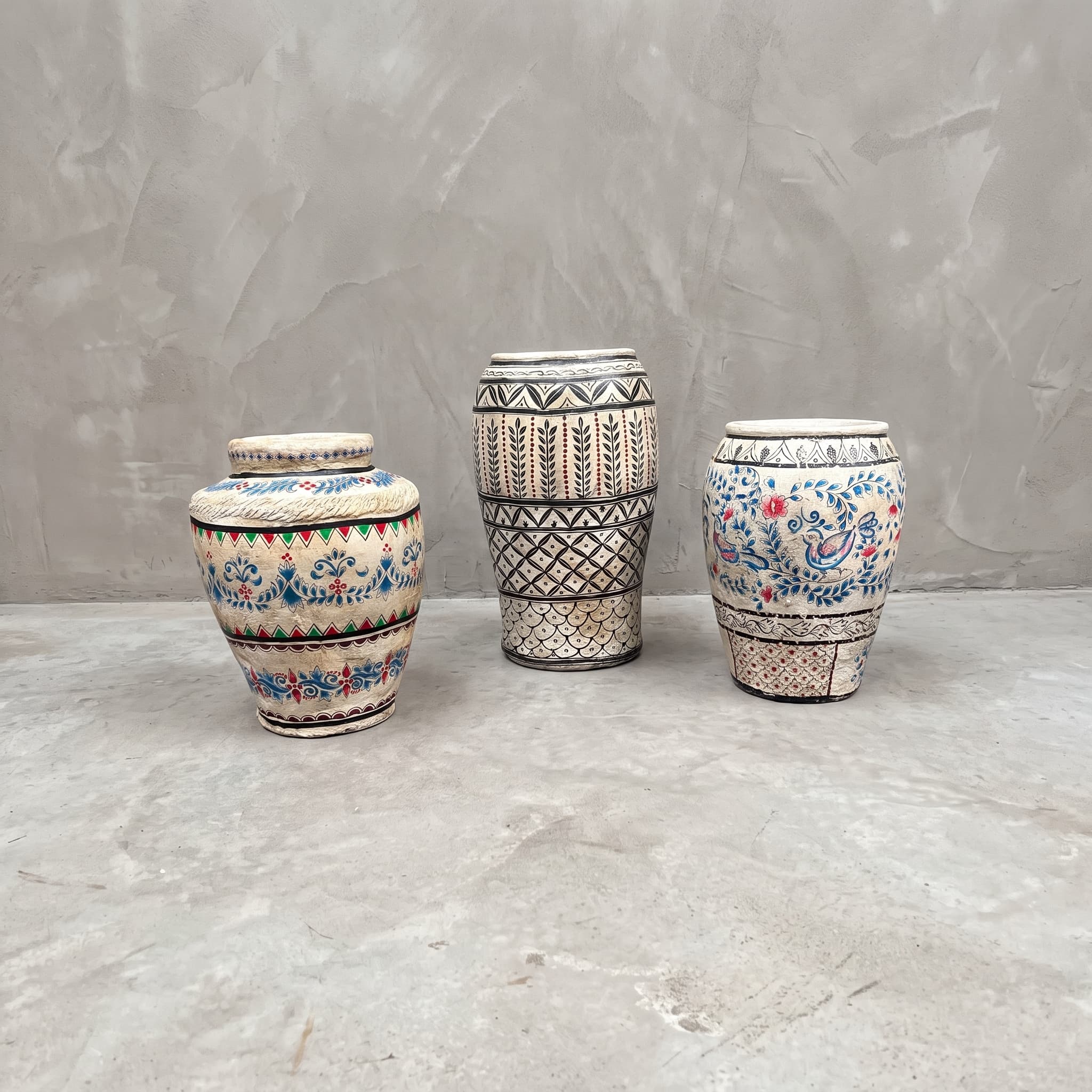 Bloempot van polystone, Indiaas patroon, potten uit de serie naast elkaar met patronen op crèmewit