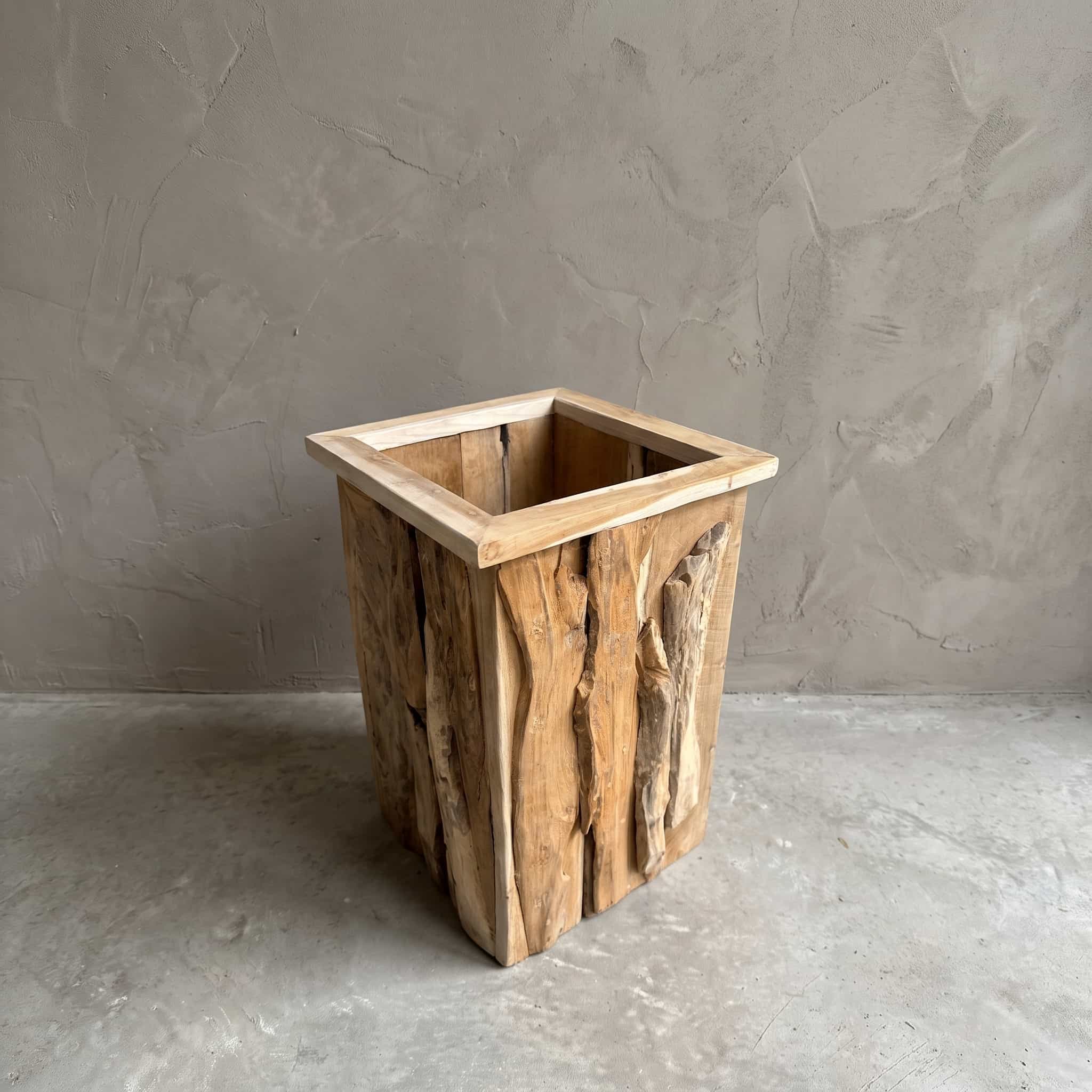 Pot Jono van gerecycled teak, vierkant, schuin van boven met de rand van latten en staande stukken hout